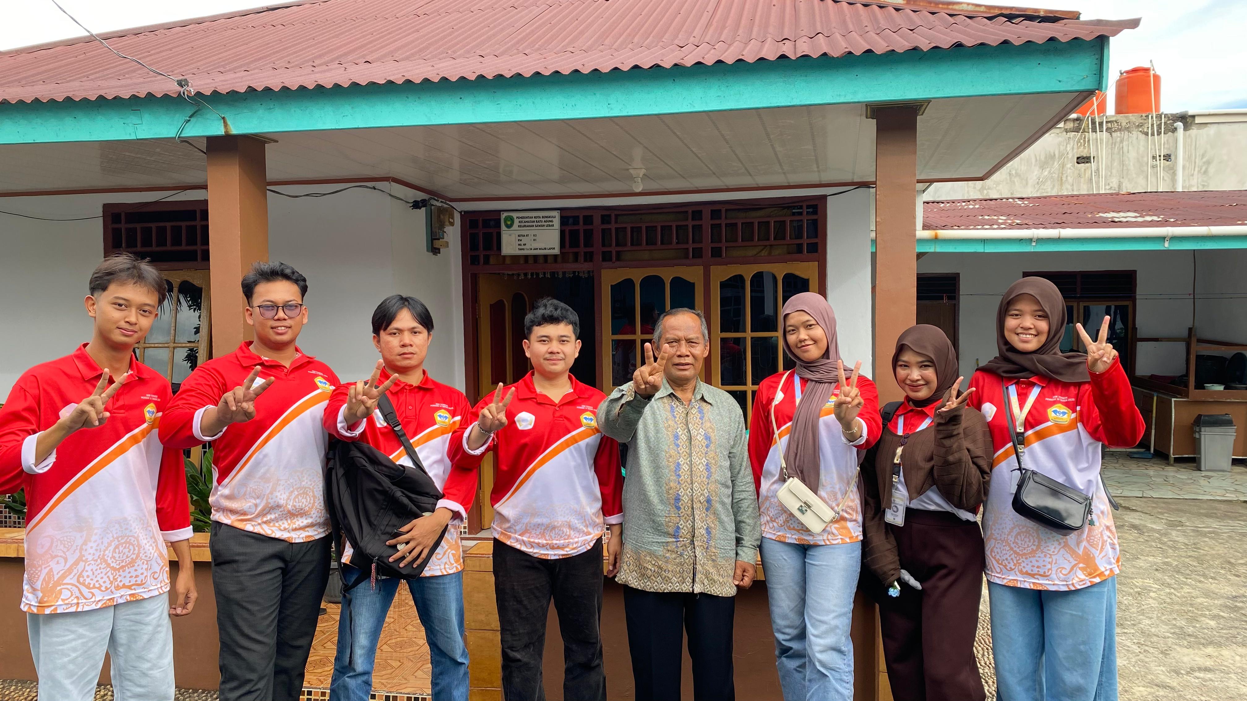 PEMBERIAN KENAG-KENANGAN KEPADA BAPAK RT 02 SAWAH LEBAR