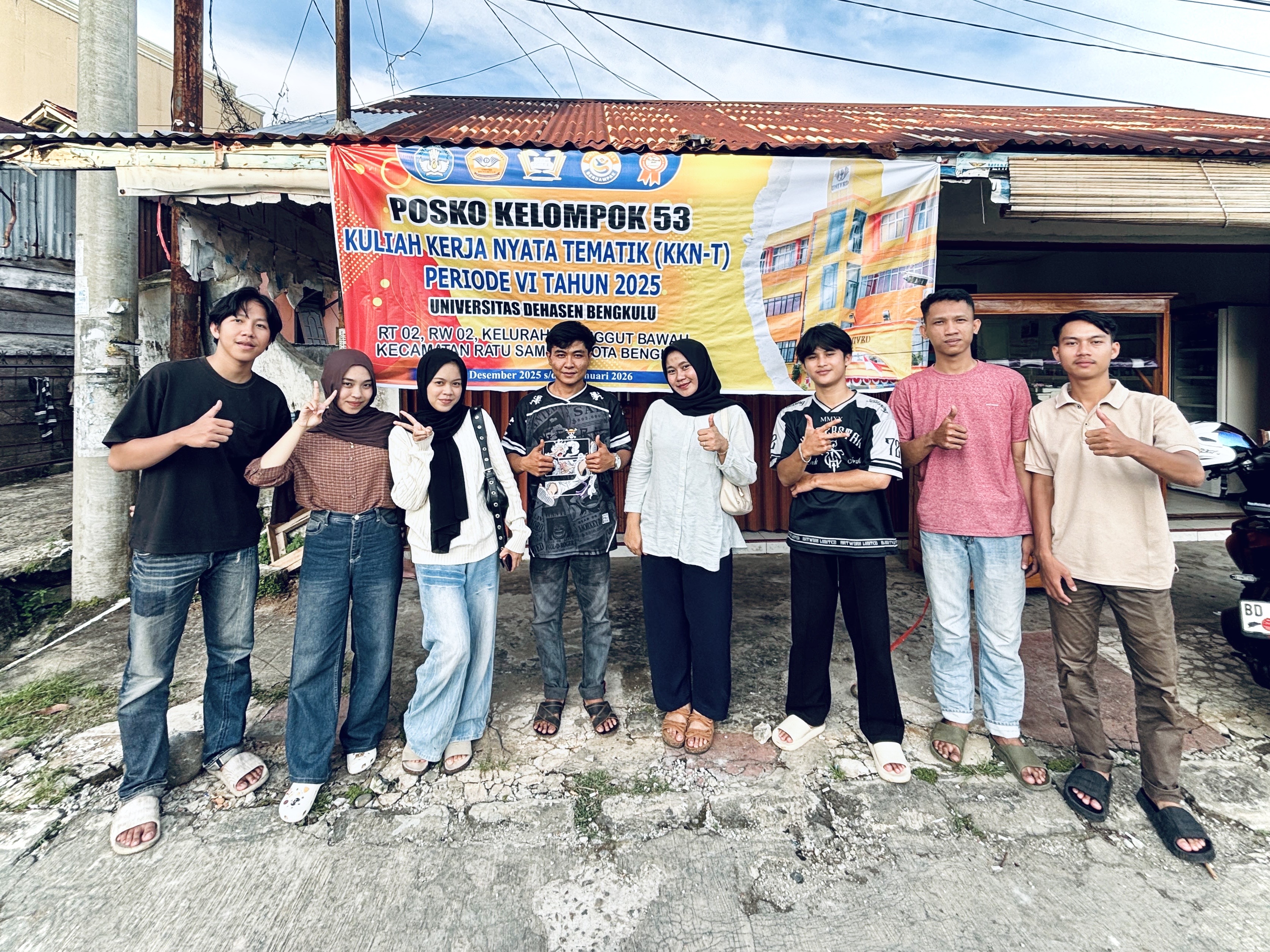 Bersih-bersih posko dan pemasangan spanduk 