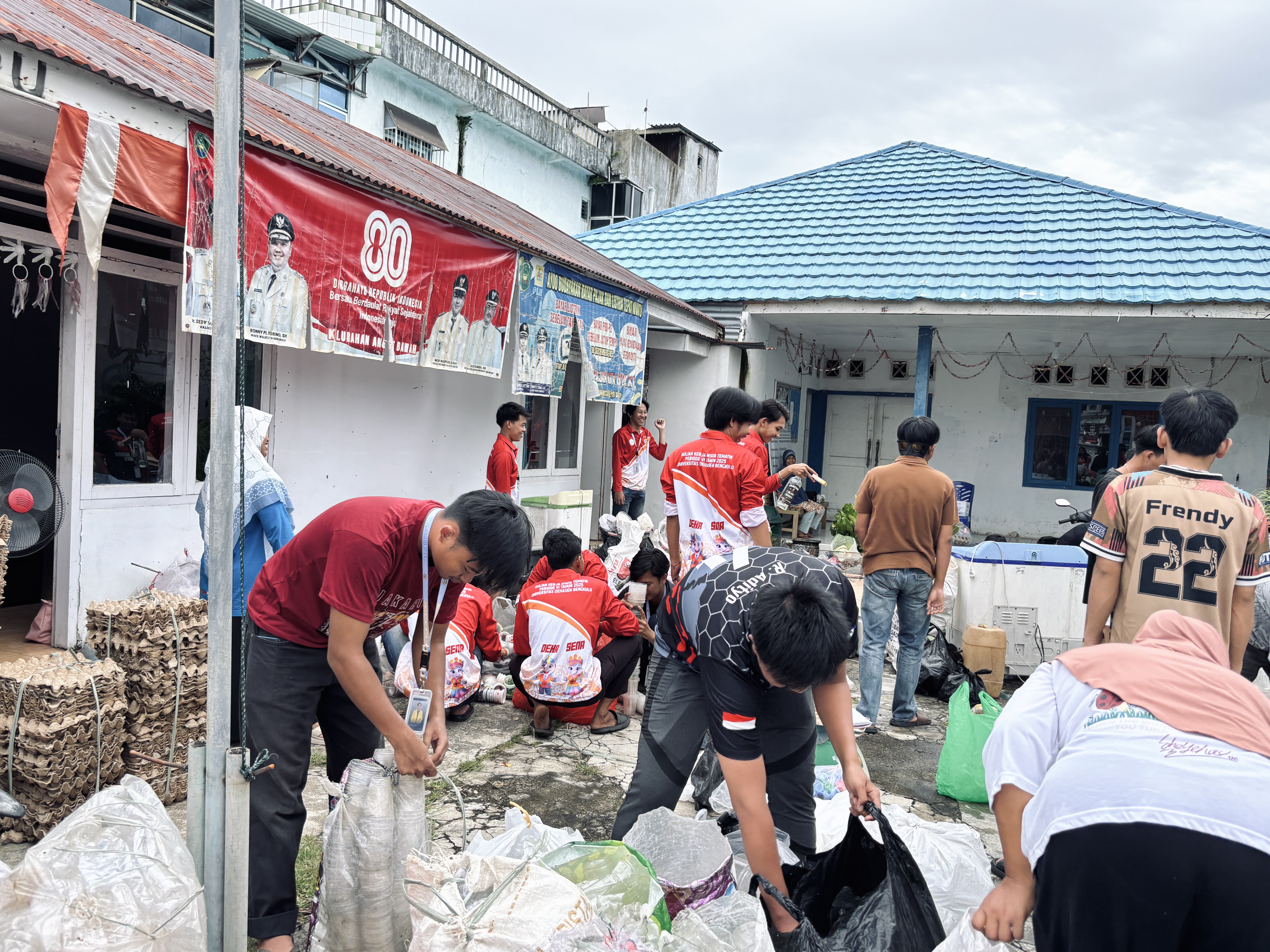 Penyortiran bank sampah