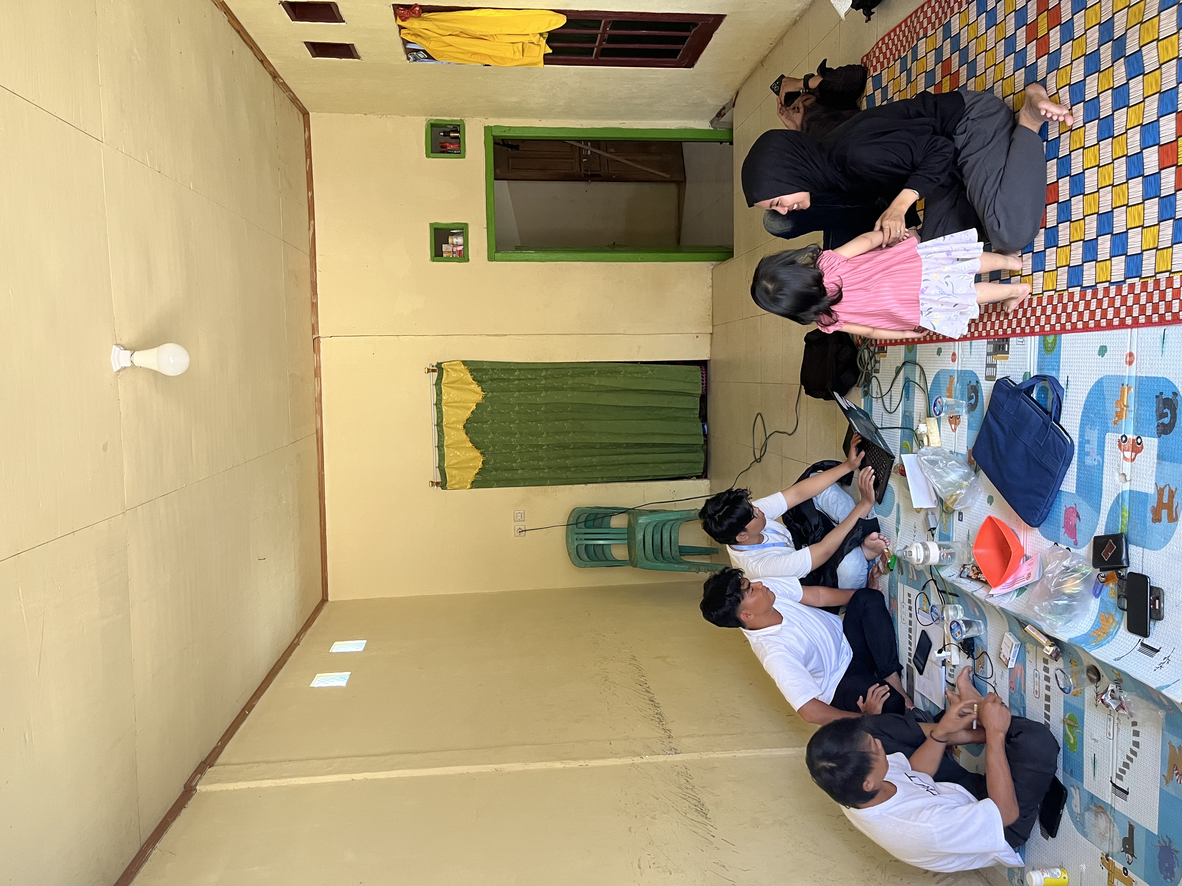 Mengerjakan PPT Untuk Pemamaparan FGD di Kelurahan Pematang Gubernur