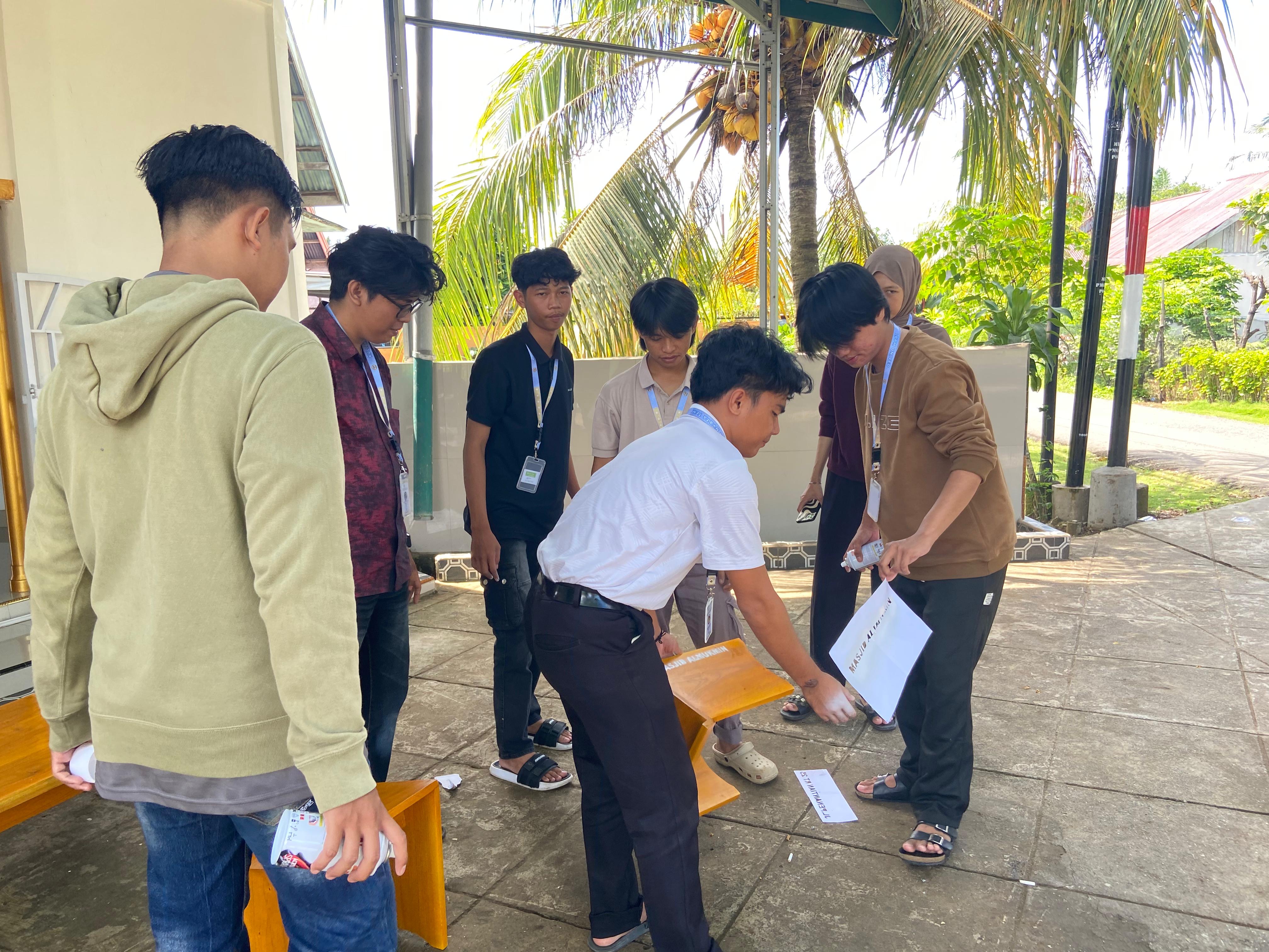 Mengcat Papan Ngaji di Masjid Al-Mukmin RT.25