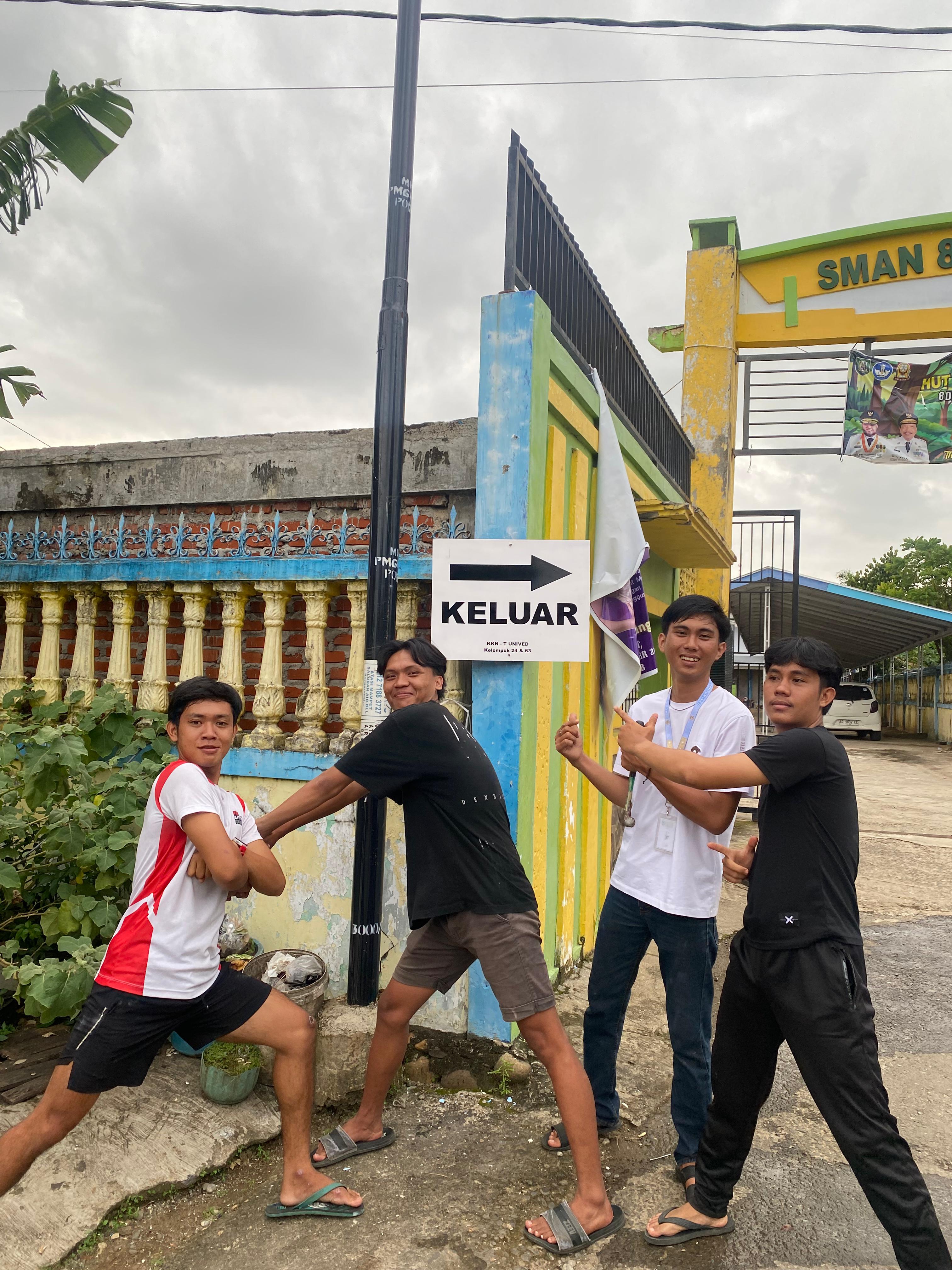 Dokumentasi proker pemasangan plang satu arah berjalan dengan lancar