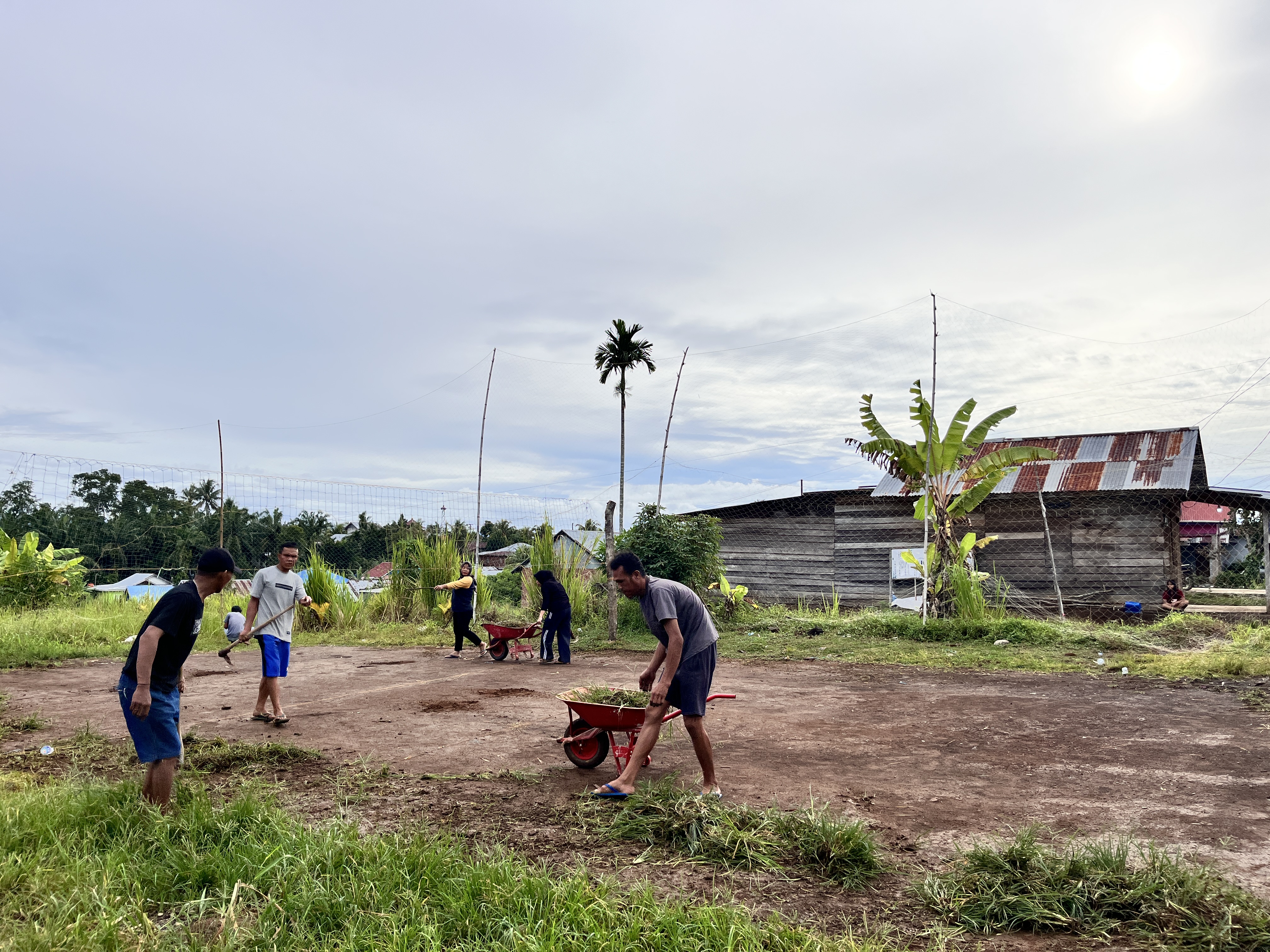 Gotong royong bersama warga RT 33 kelompok 25