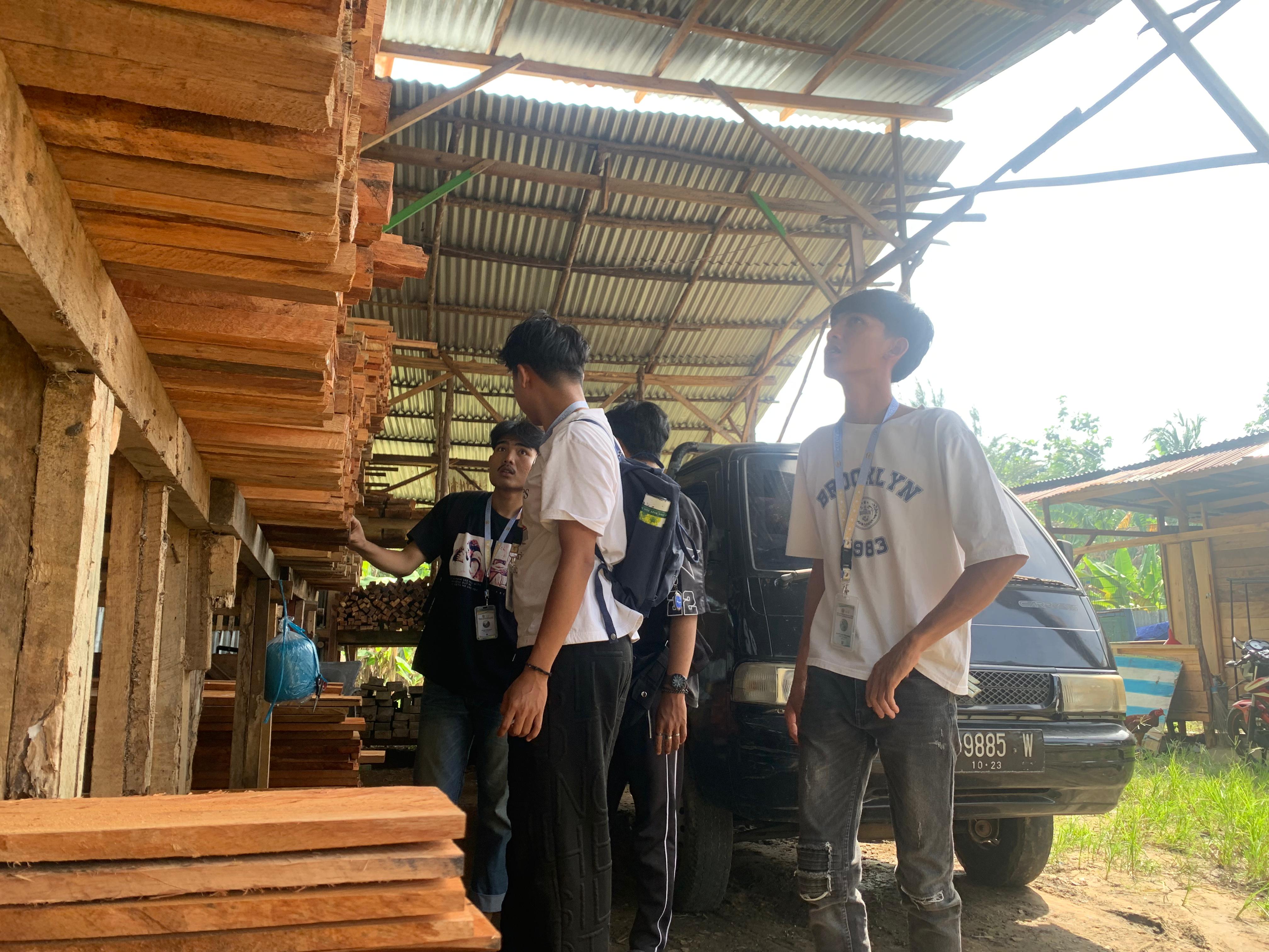 membeli bahan perlengkapan untuk taman