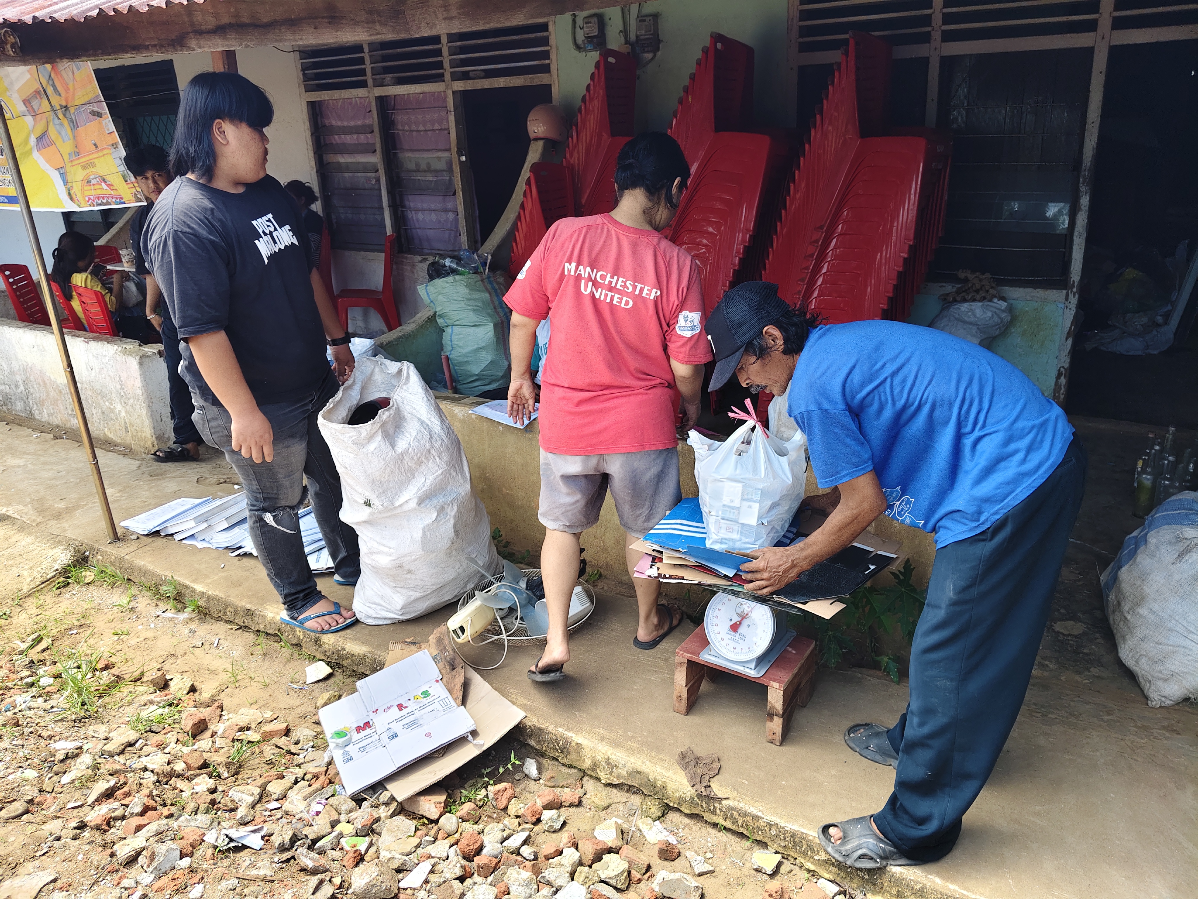 mengumpulkan dan menimbang sampah bersama ketua RT 07