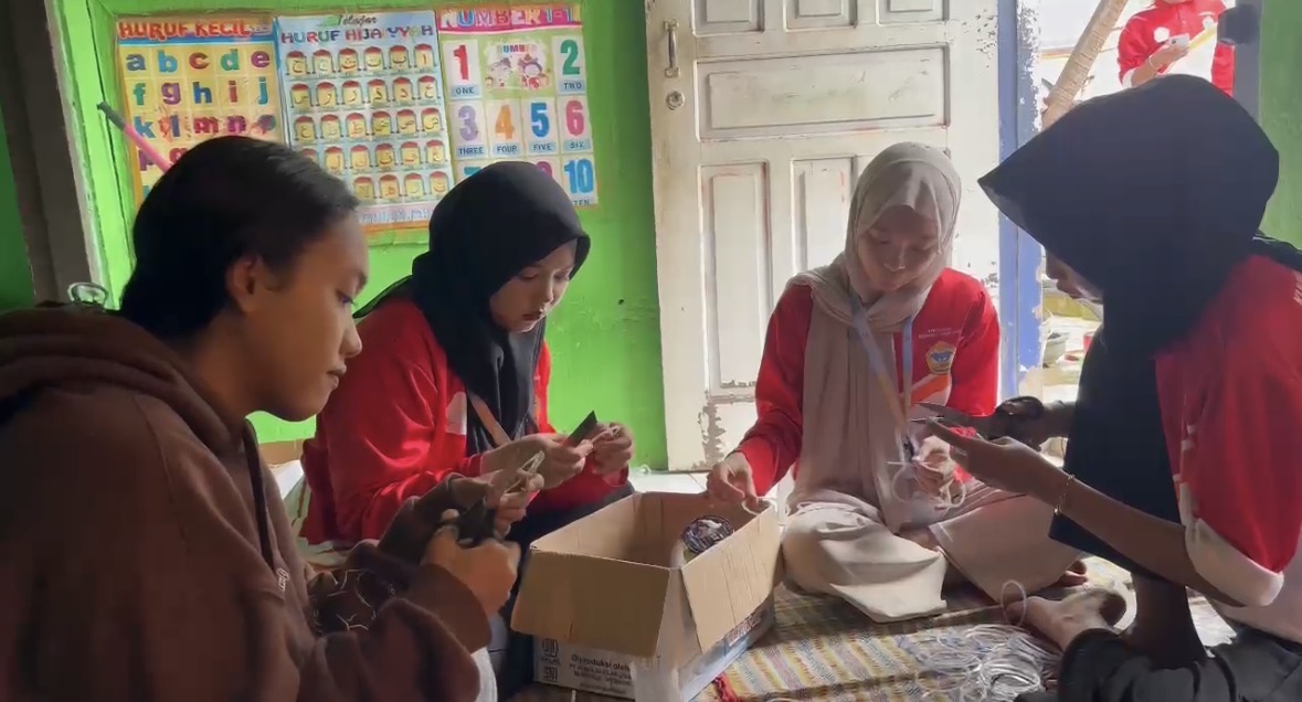 Membuat kerajinan tangan dari gelas plastik