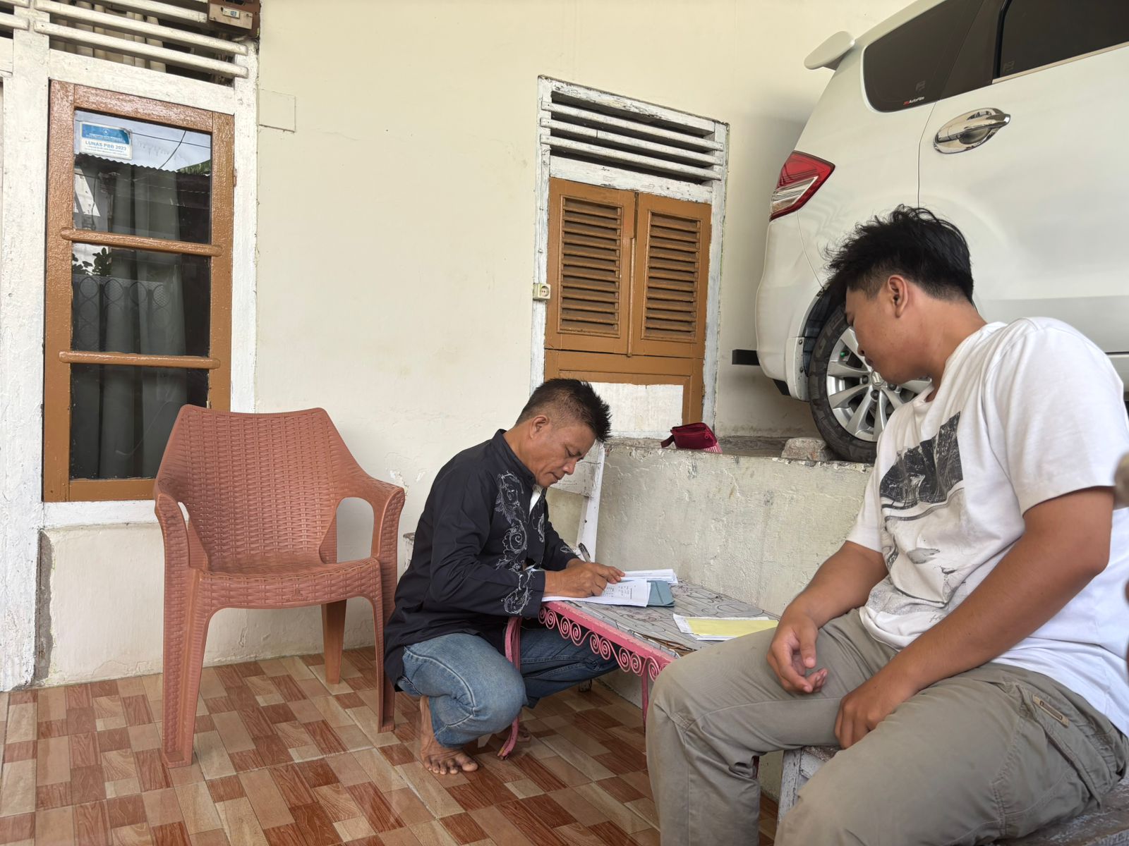 Meminta tanda tangan FORM penilaian kepada Pak RT.02 Pintu batu 