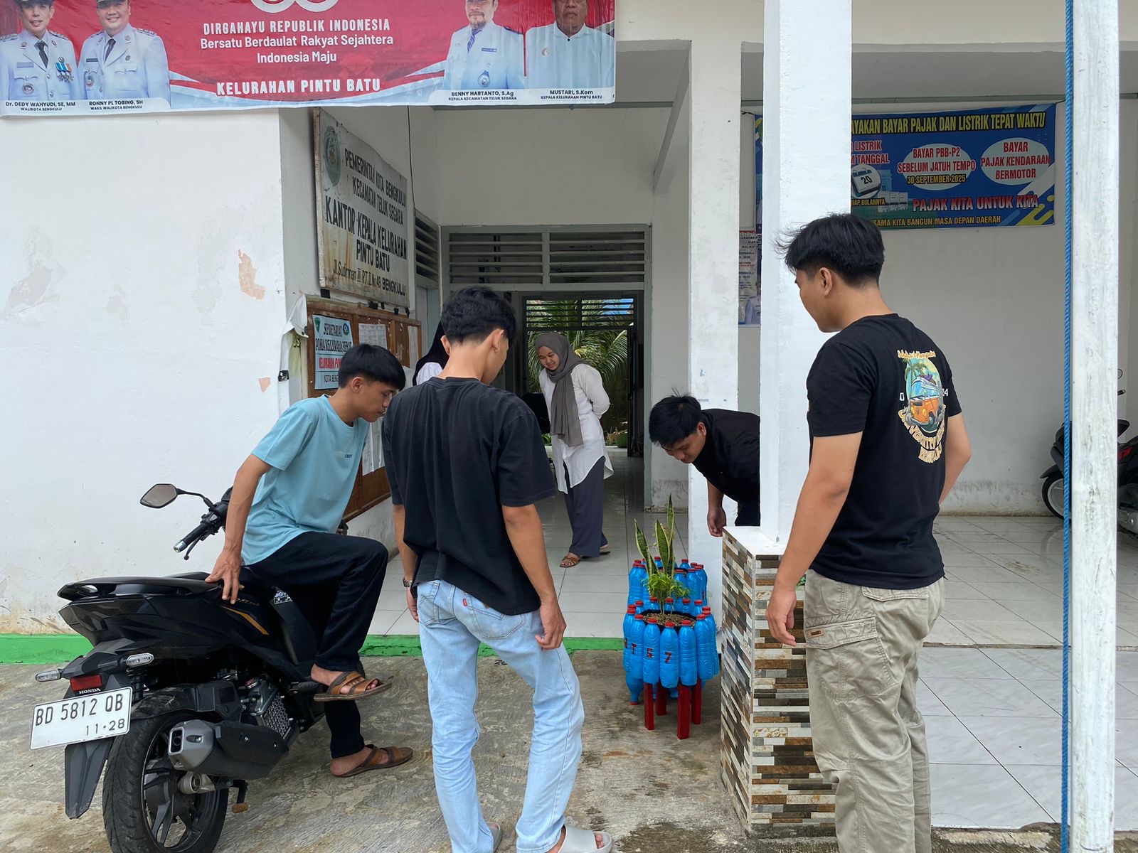 Penyerahan cindra mata di Kantor lurah pintu batu