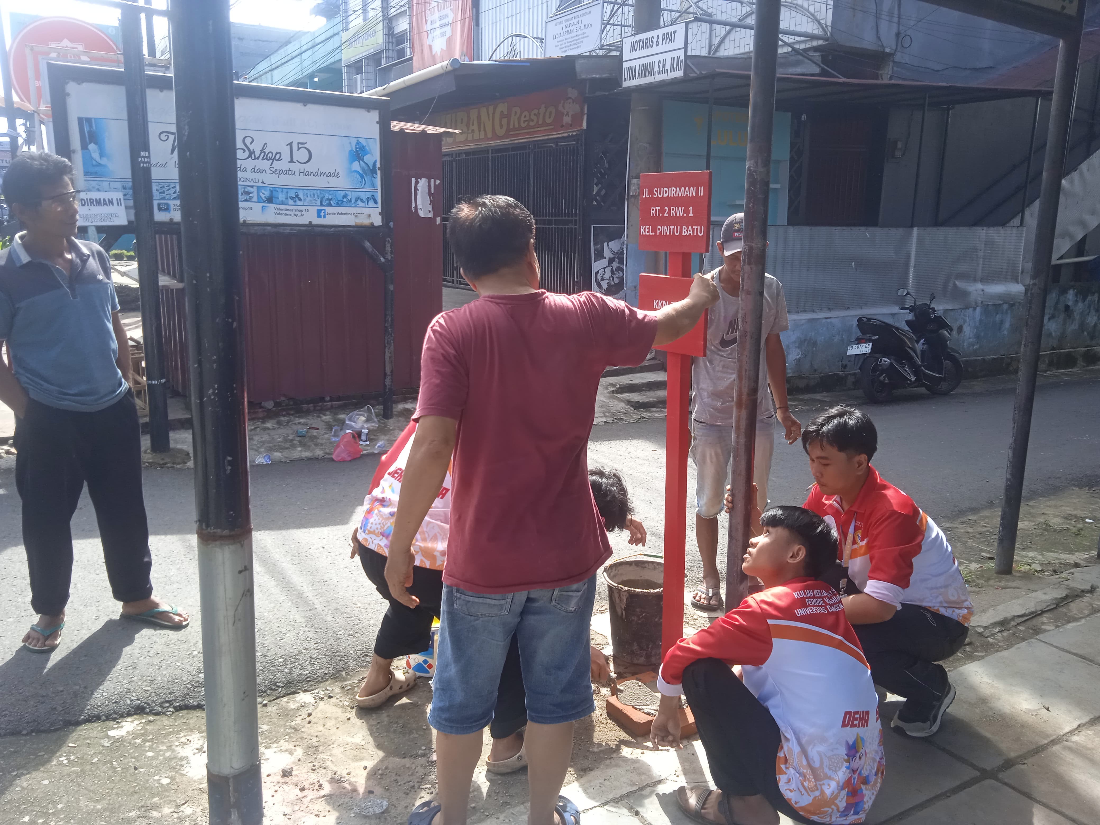 Pemasangan plang jalan pada RT.01 Dan RT.02 