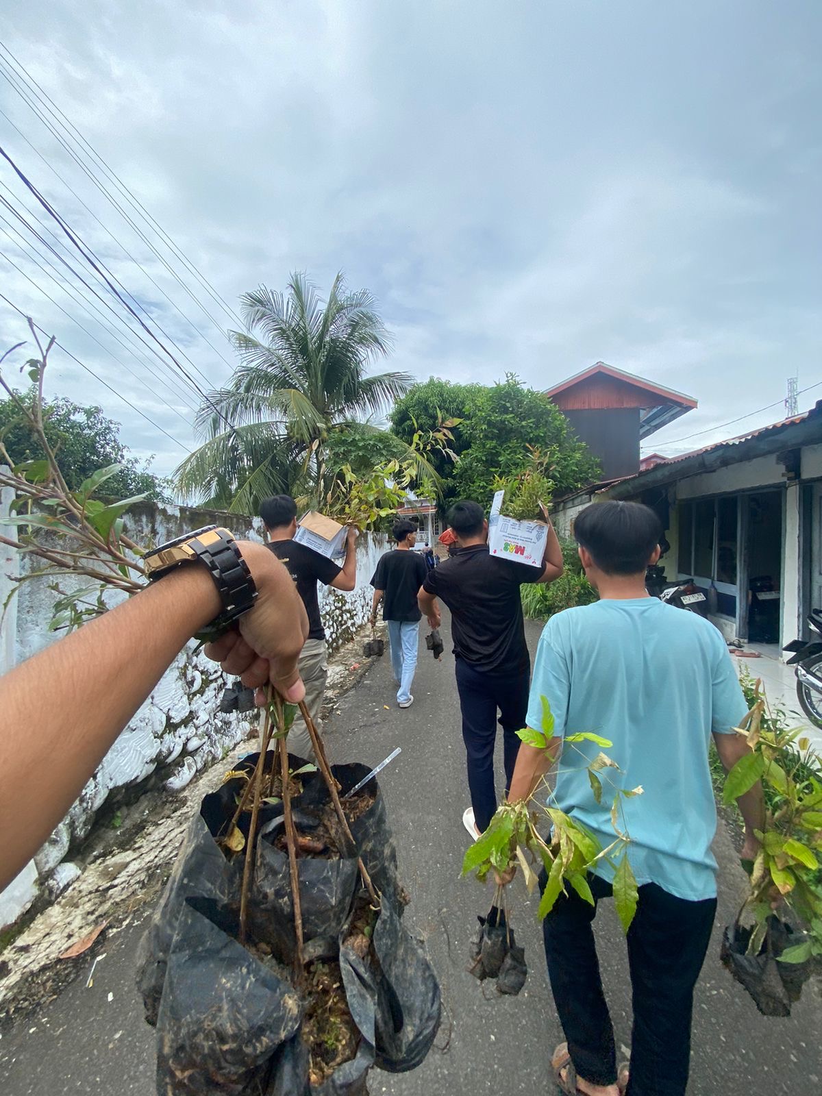 Pengantaran bibit ke rumah pak rt.02 pintu batu 