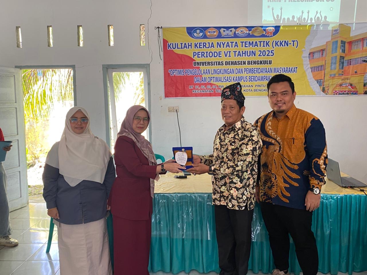 Penyerahan plakat di kantor lurah pintu batu