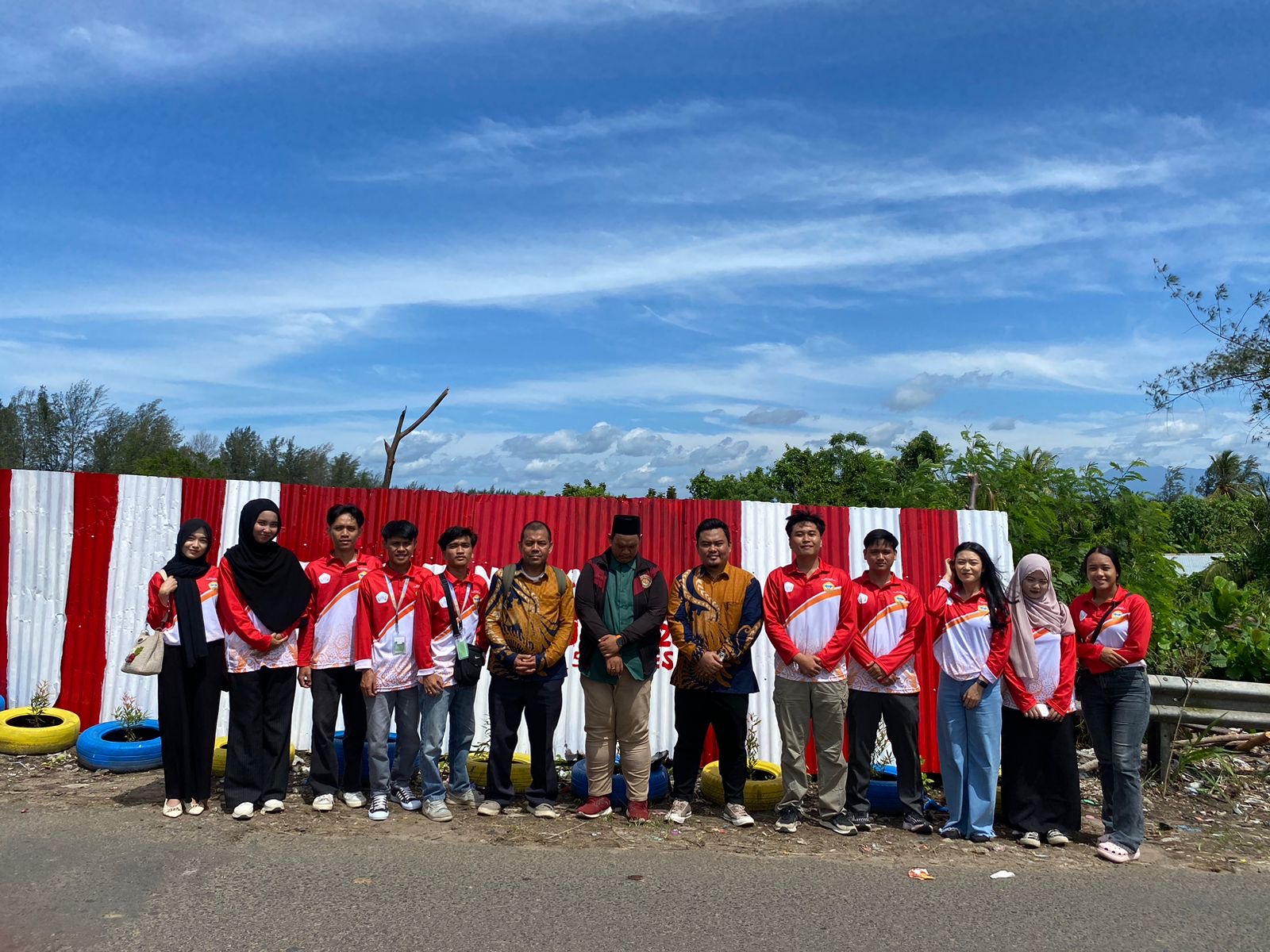 Berfoto bersama di jembatan kualo 