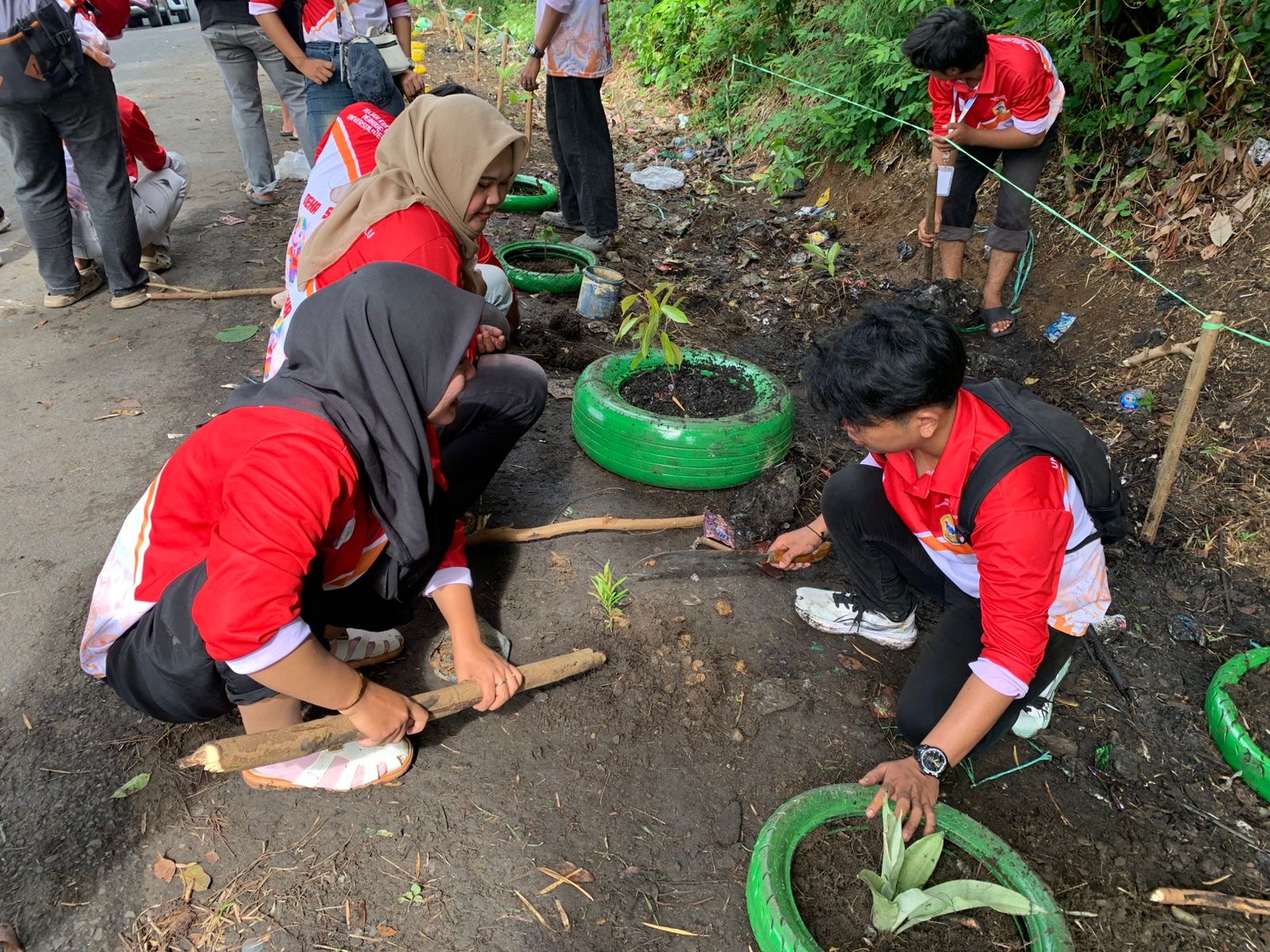 penanaman bibit dan bunga yg berlokasi di tapak jeda proker dari wali kota 