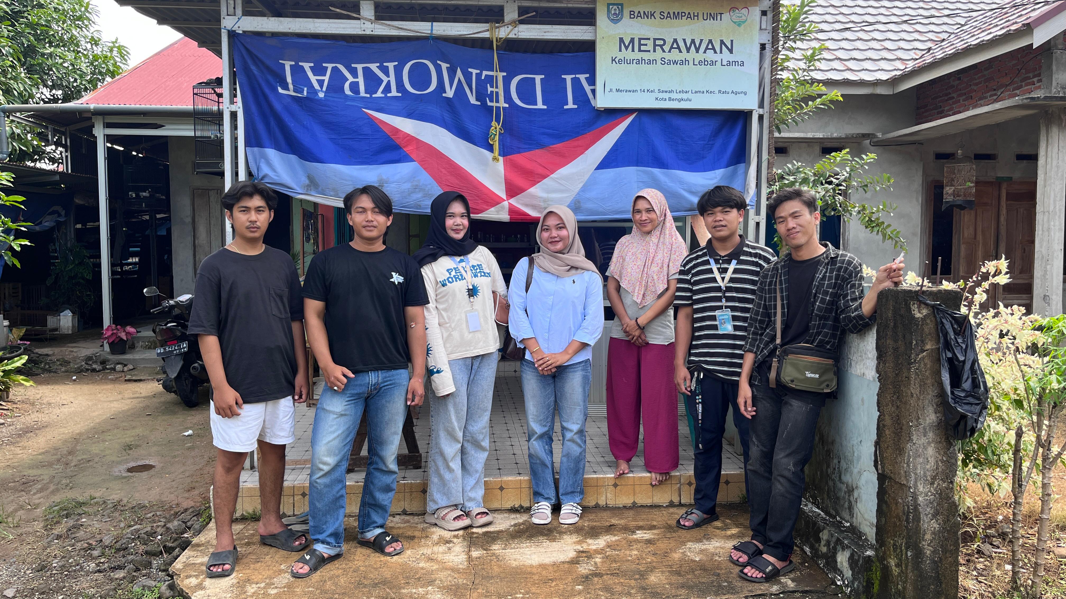 foto bersama warga ,tempat penampungan sampah /bank sampah dirumah warga 