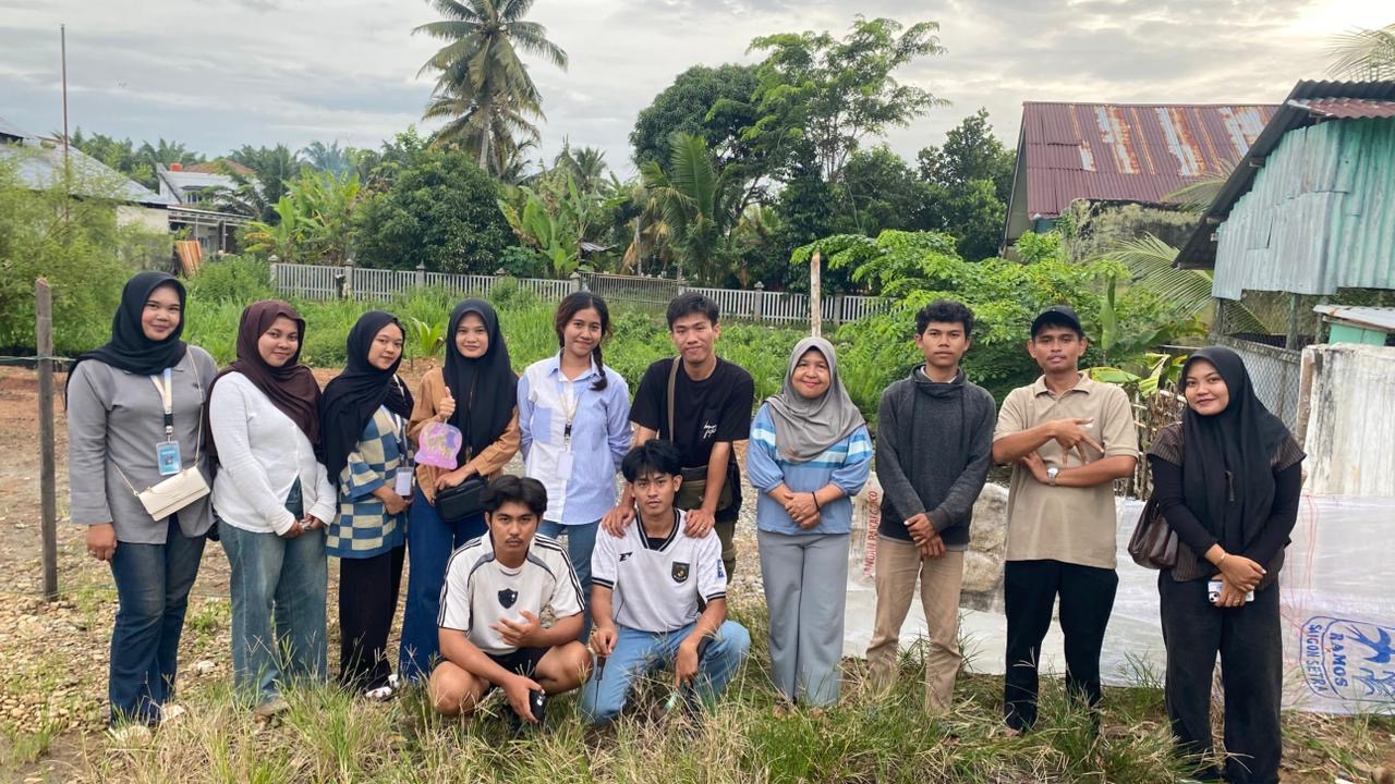 pemasangan waring di lahan bersama buk rt