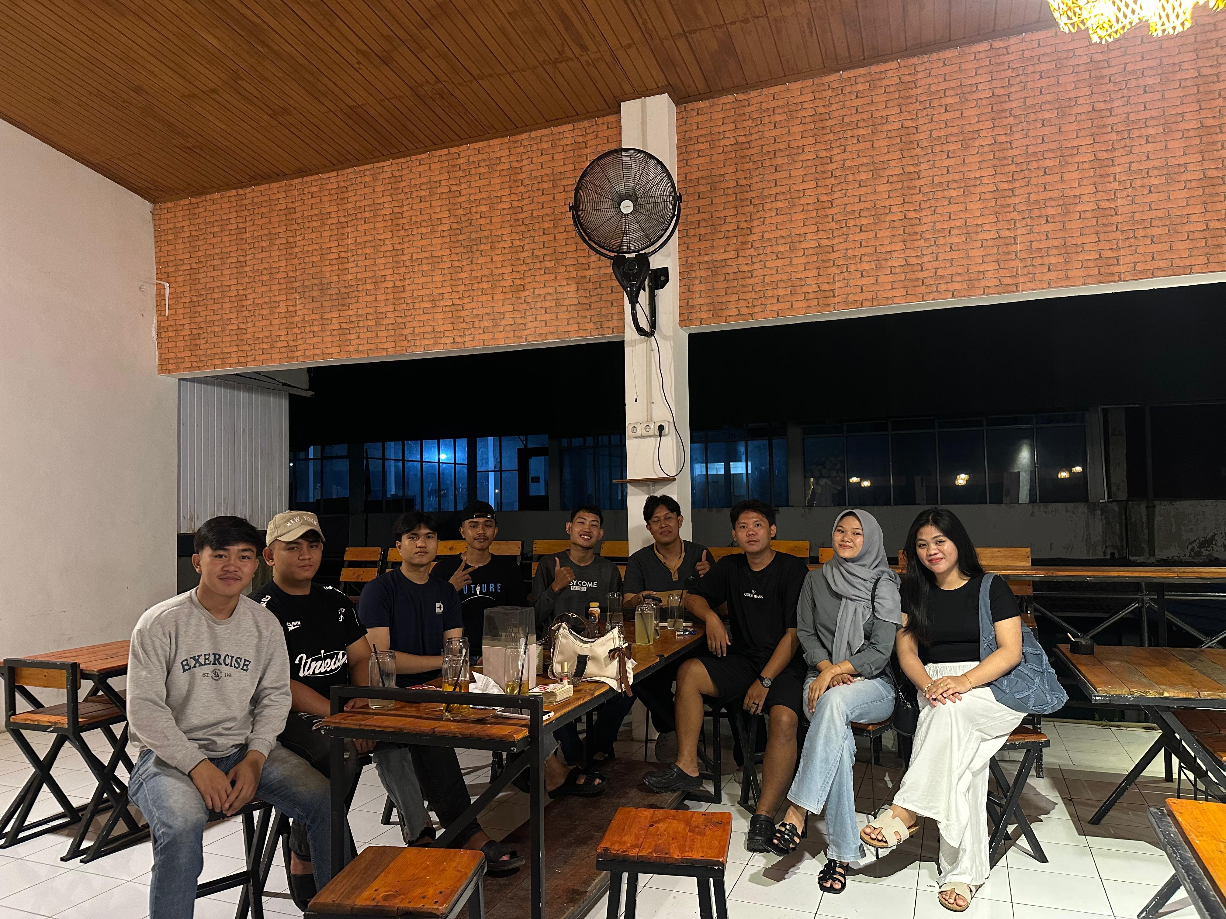 Diskusi kelompok 45 dalam menentukan  struktur dan membahas proker yang akan dilaksanakan di desa penurunan RT 10