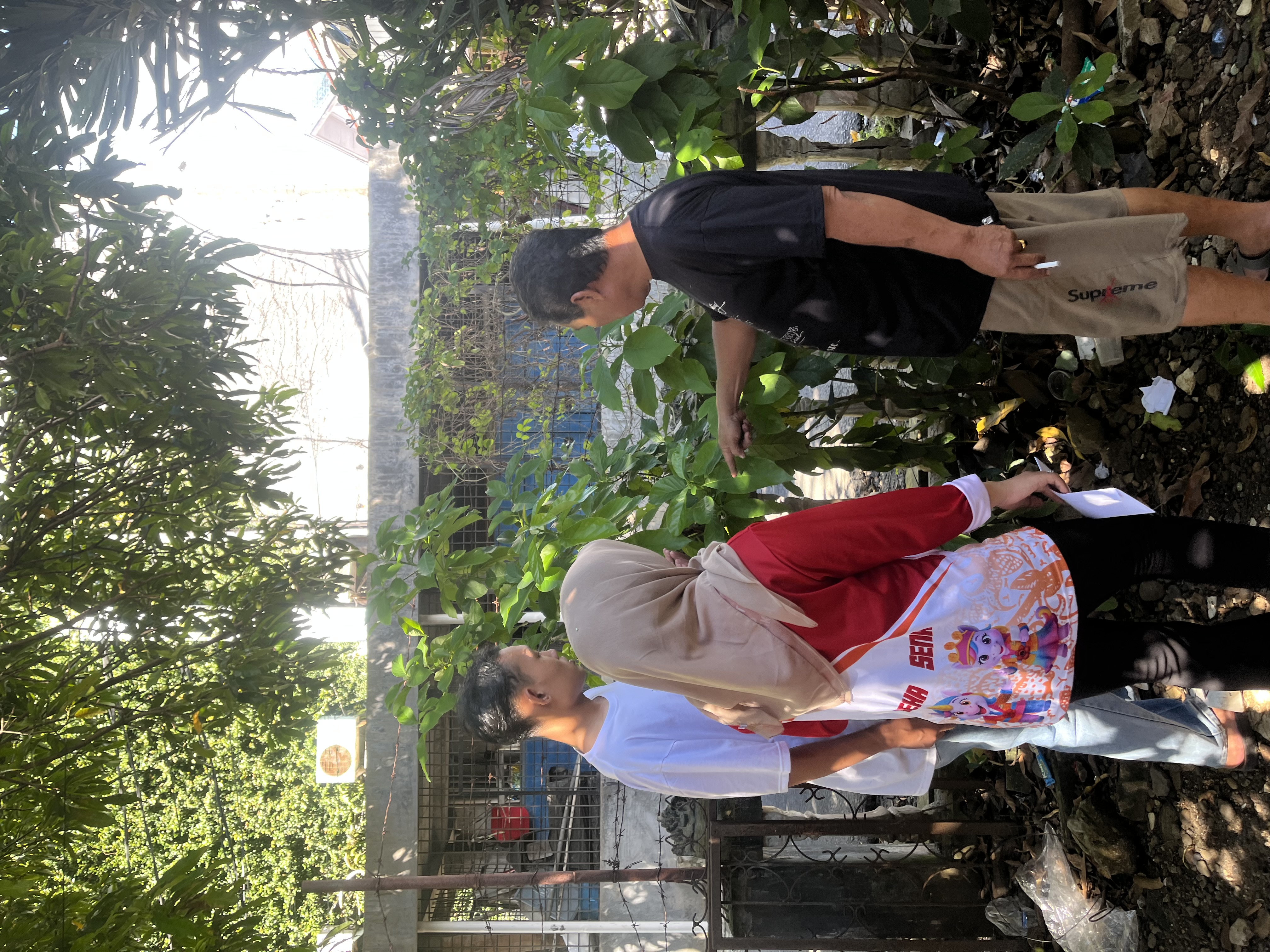 Melihat tanaman pak rt