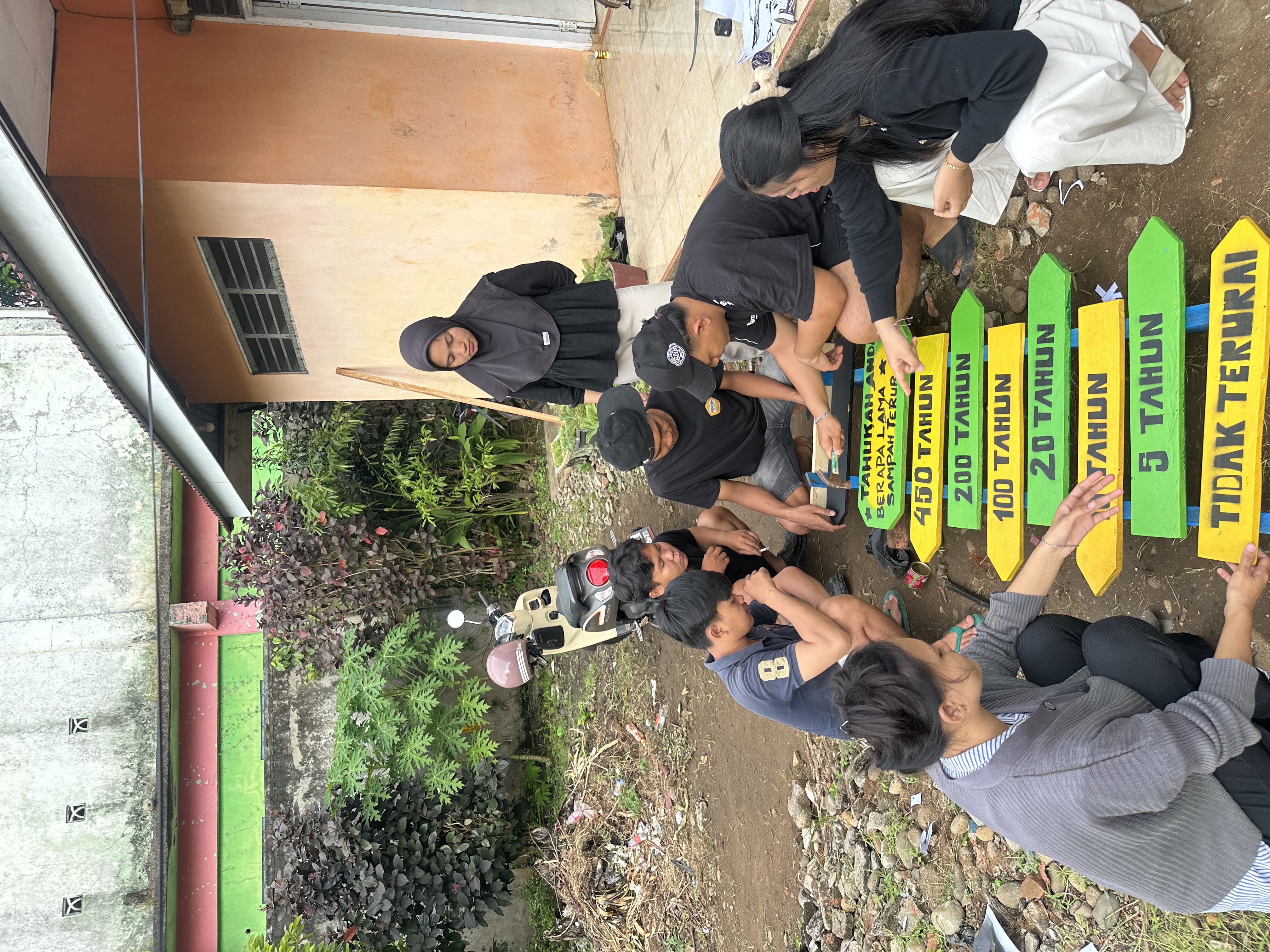 Prosese membuat plang edukasi 