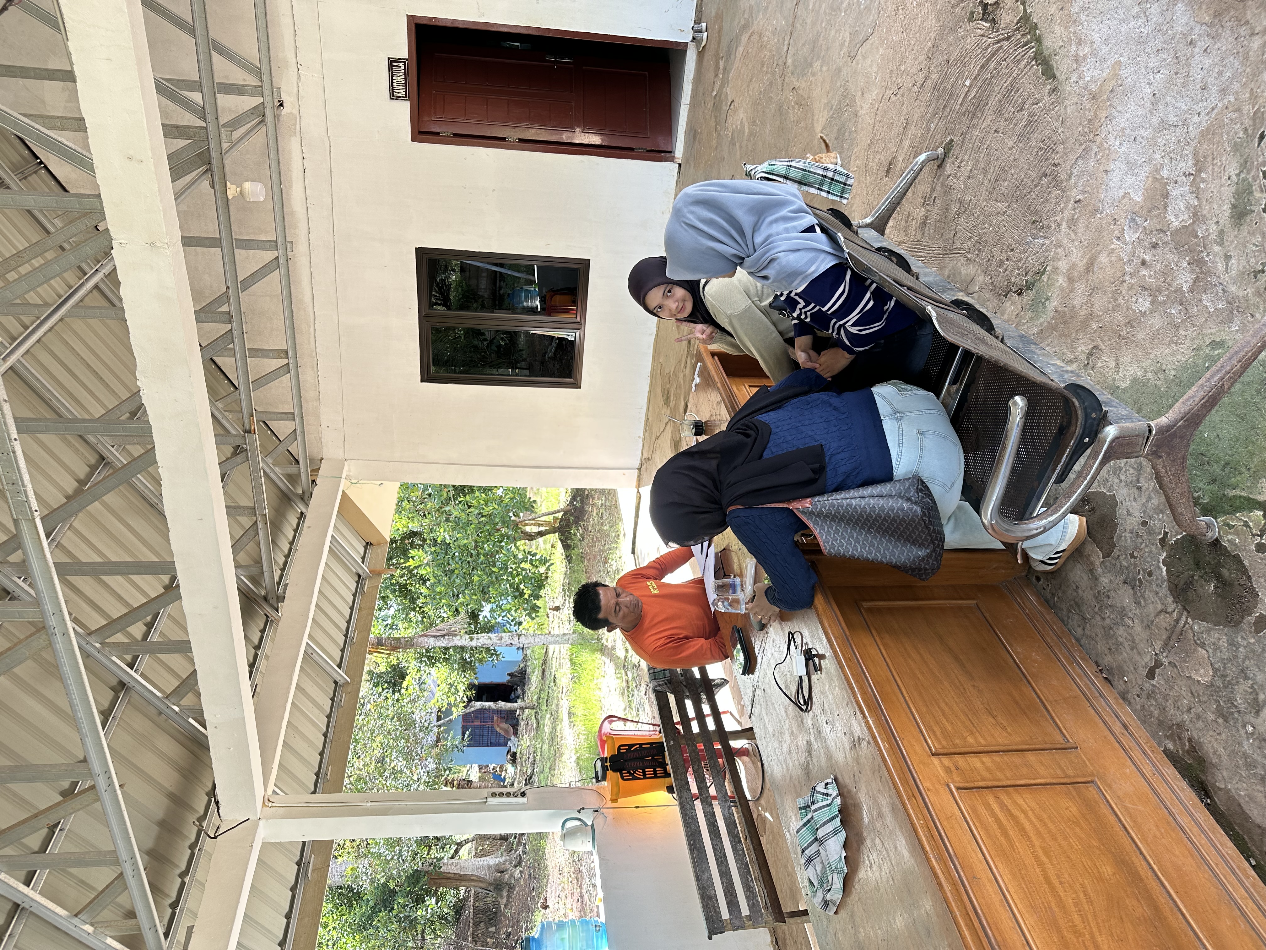 Diskusi dengan staf dinas kehutan di hutan rajolelo tentang bibit