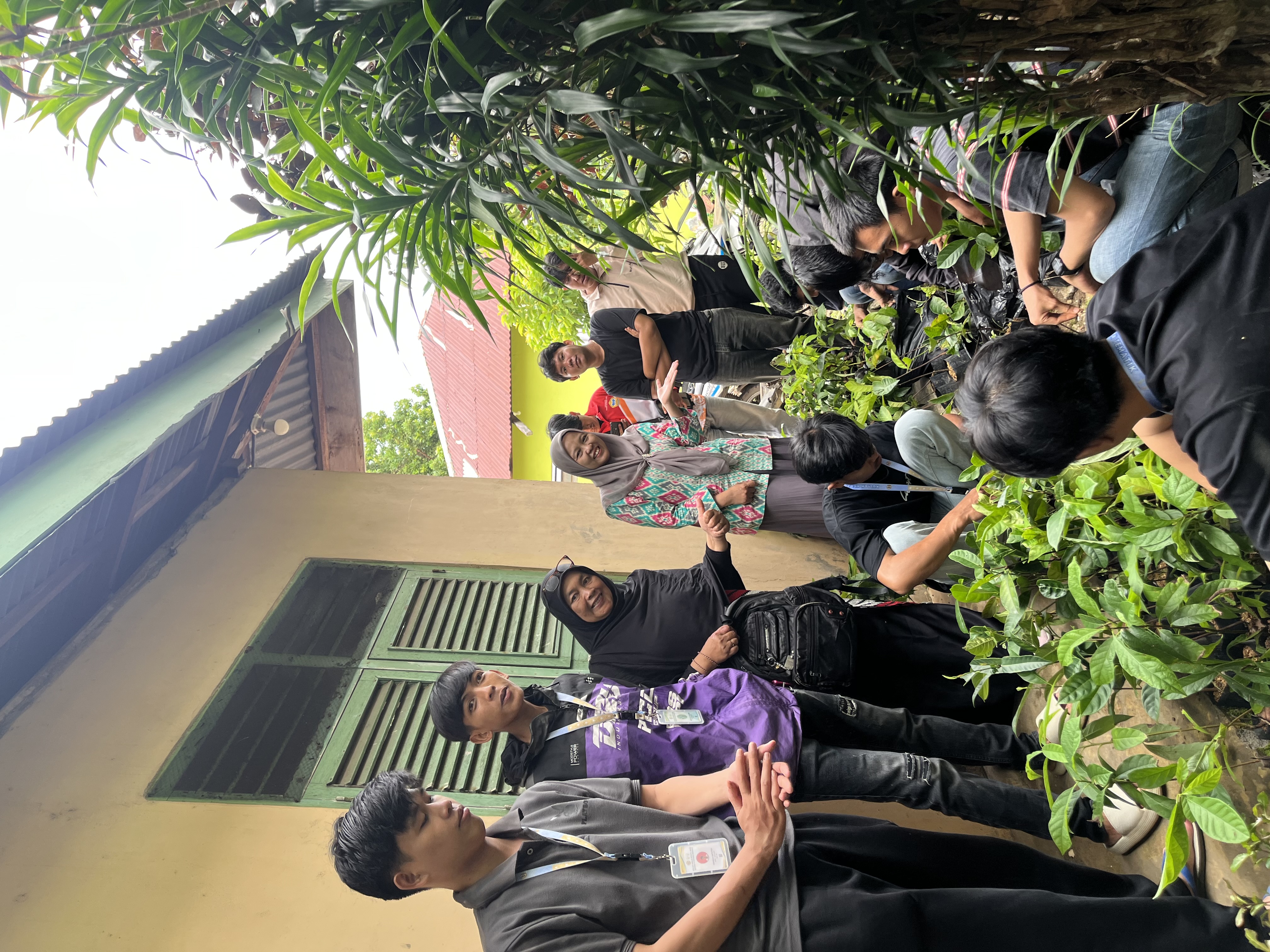 Menyusun bibit di samping posko