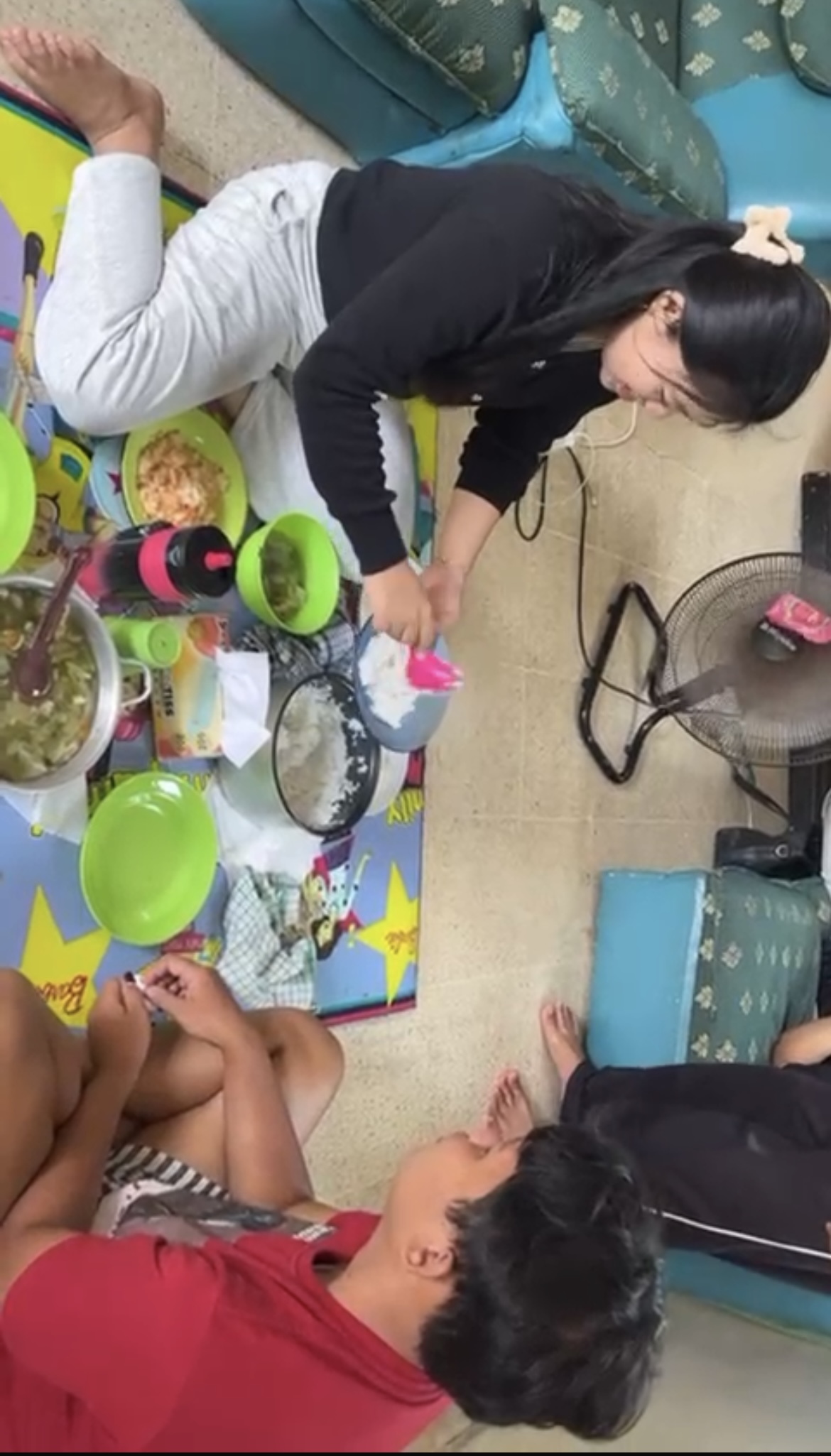 Makan siang bersama di posko