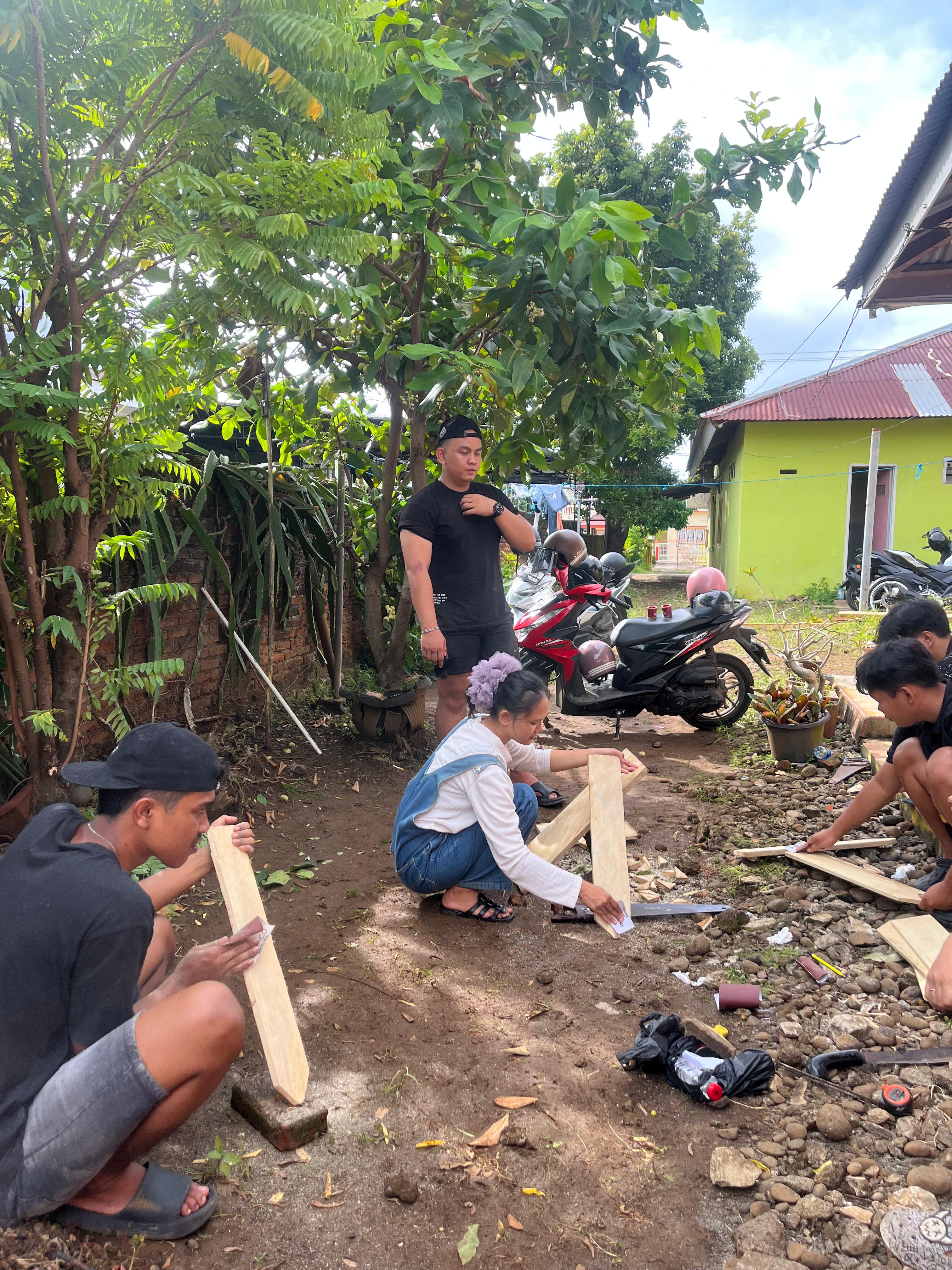 Proses pengamplasan kayu buat plang