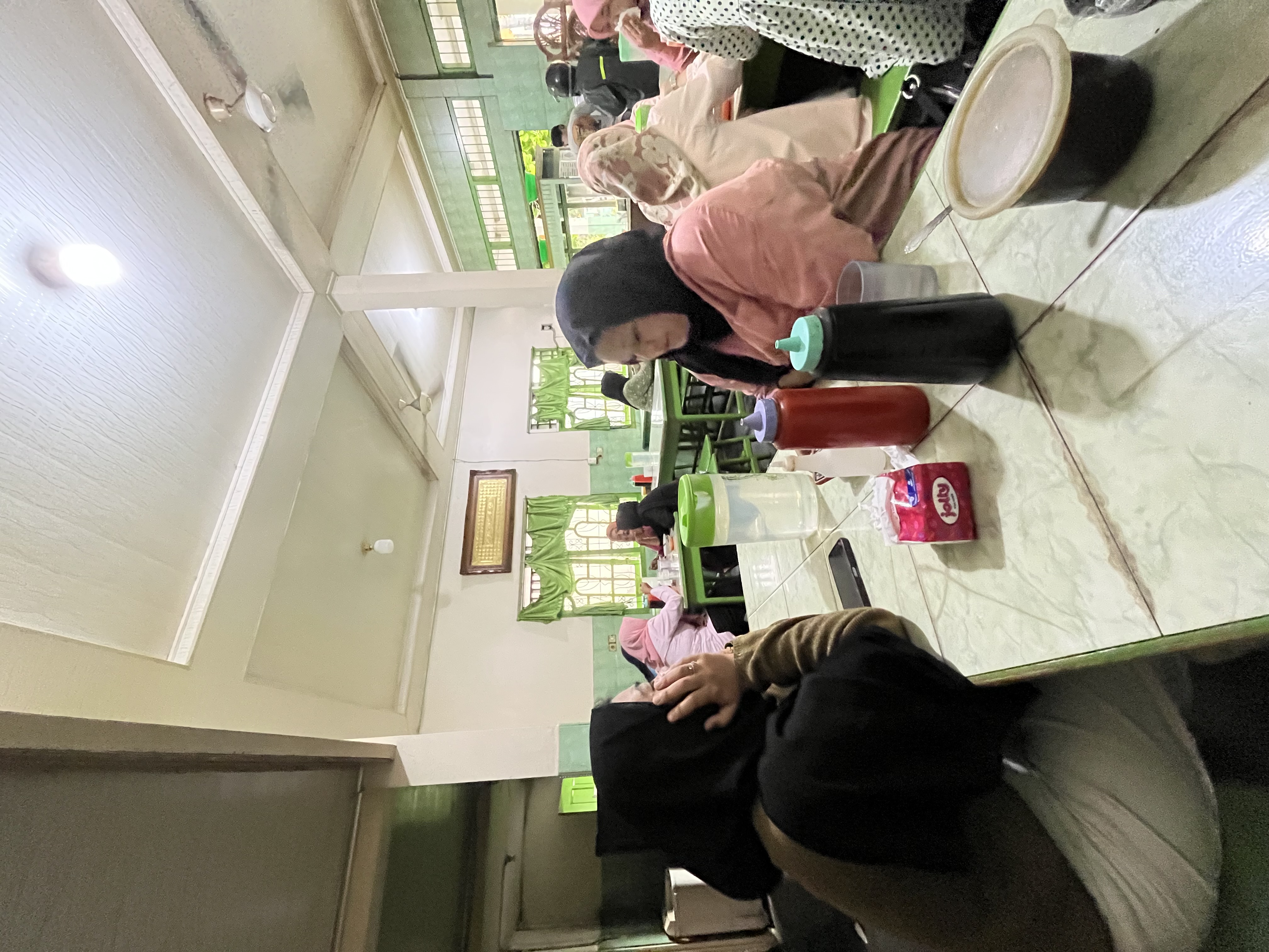 Diskusi bendahara dan sekretaris kelompok 44 dan 49 membahas Taman