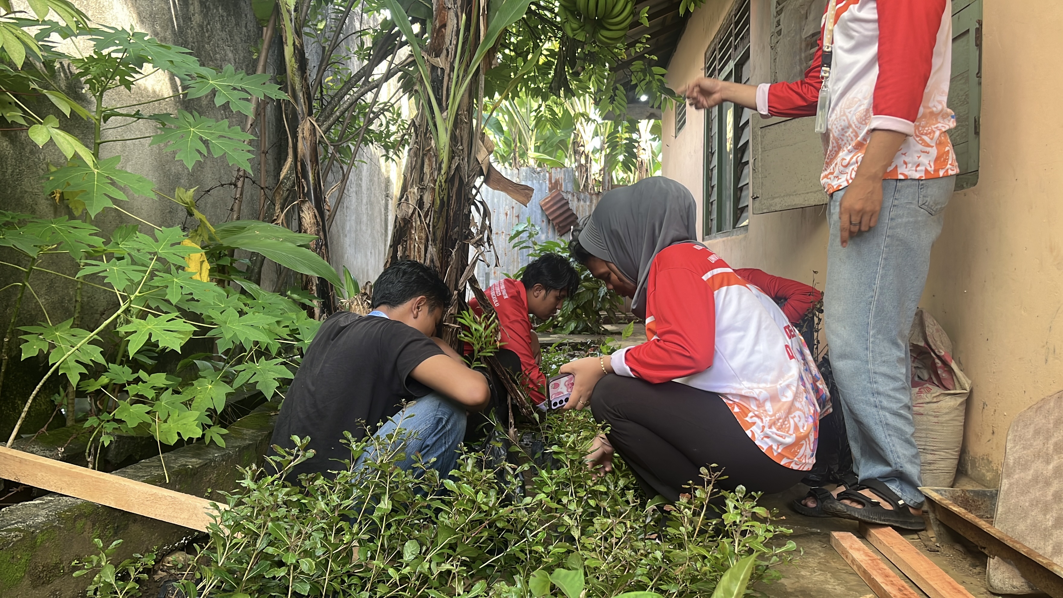 Menyiapkan bibit untuk di bagian ke warga rt 10