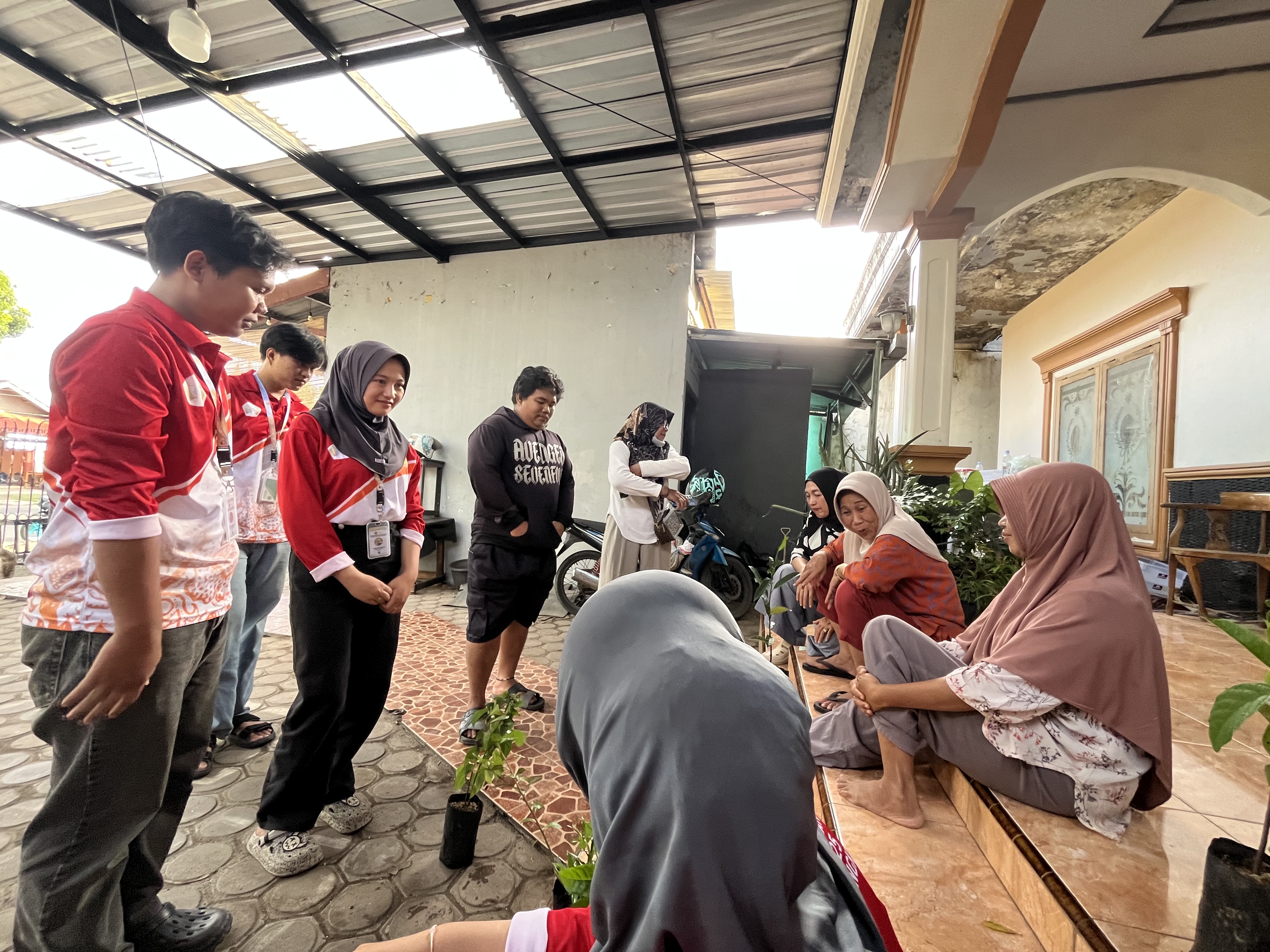 Diskusi bersama ibuk rt dan warga untuk kegiatan arisan dan gotoroyong 