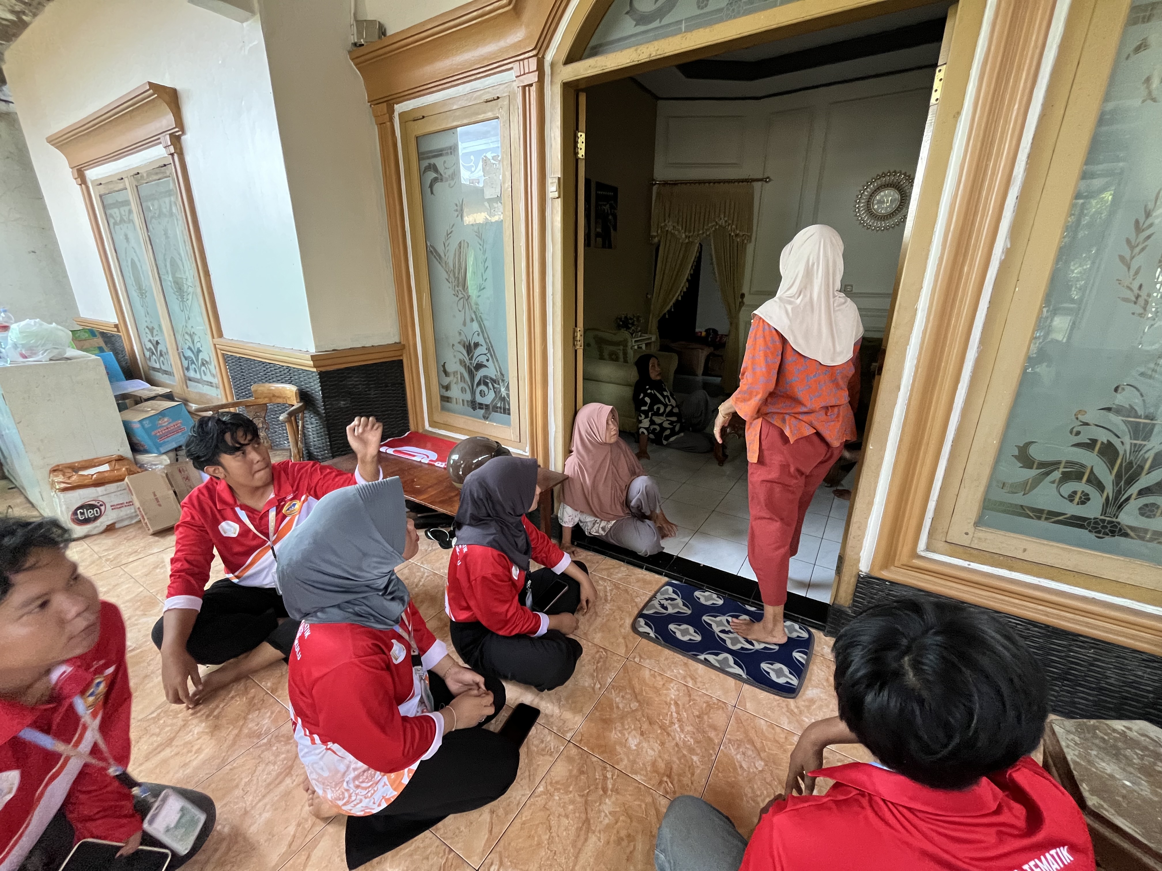 Persiapan untuk pembagian bibit tnaman bunga ke warga di rumah pak rt 