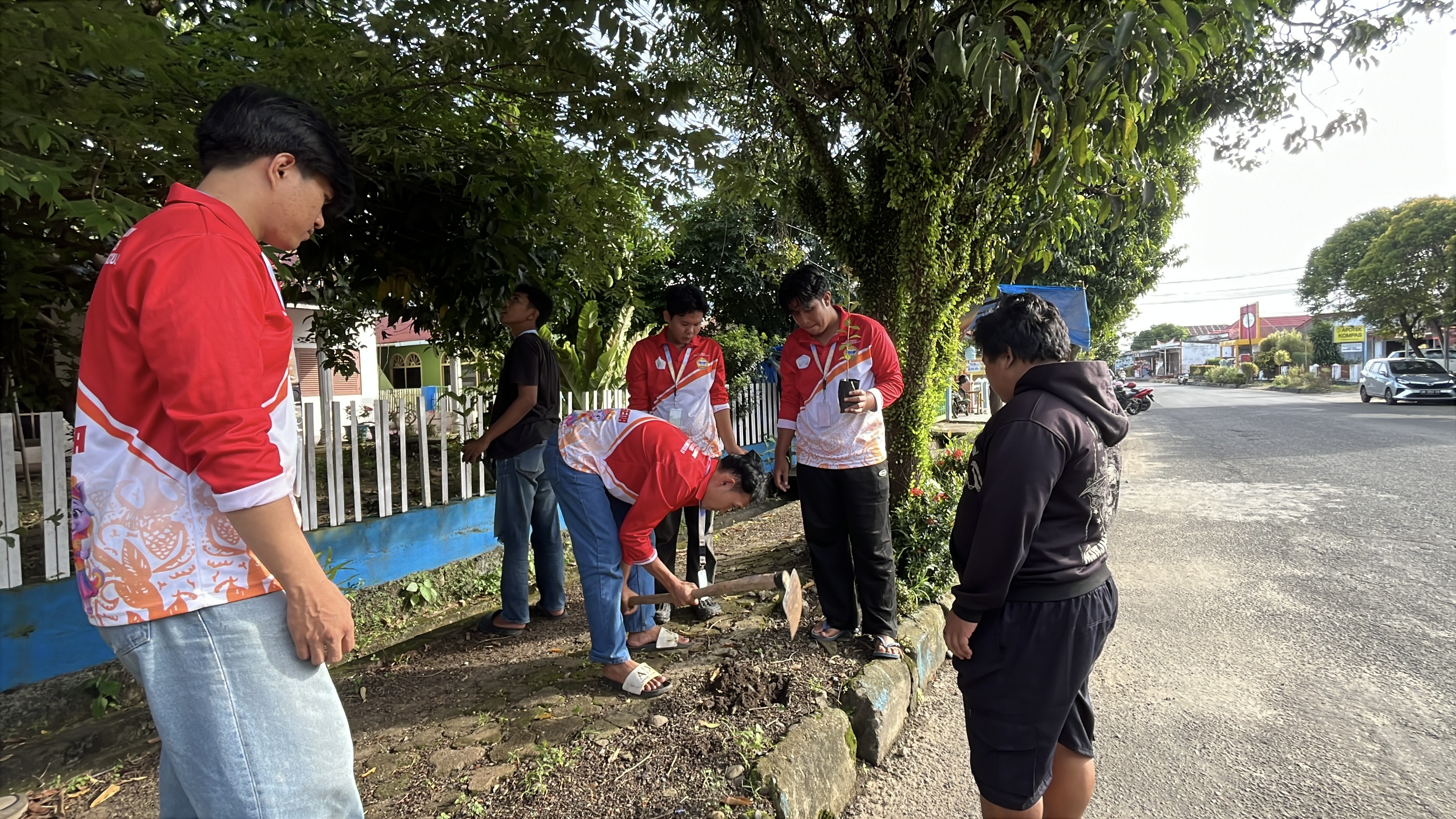 Prosese menanam bibit di jalan trotoar bersama ketua pemuda rt 10 rw 4
