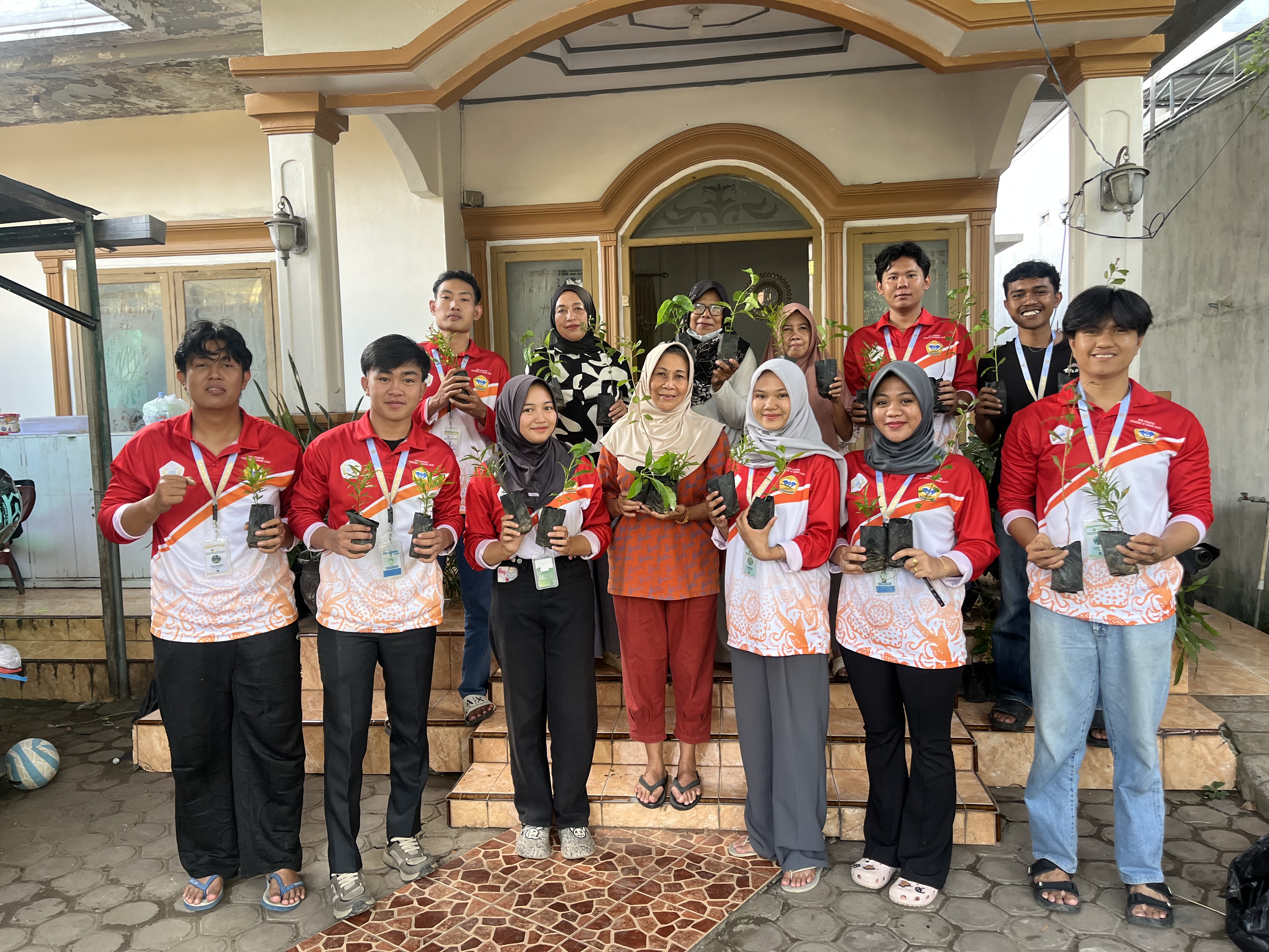 Dokumentasi bersama warga sesudah pembagian bibit di rumah pak rt 10 rw 4