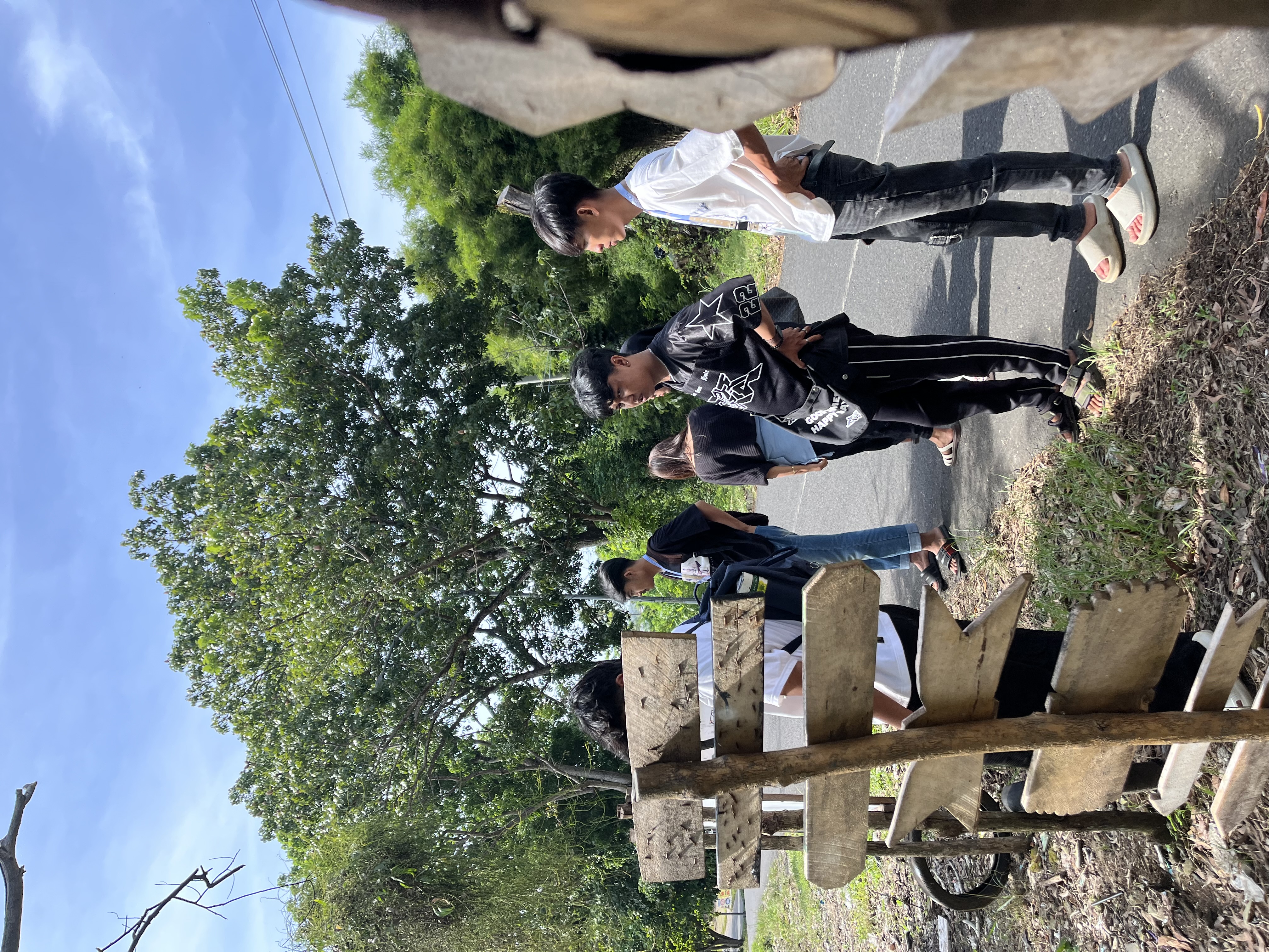 Mengecek lokasi taman di lempuing bersama kelompok 47 dan 44