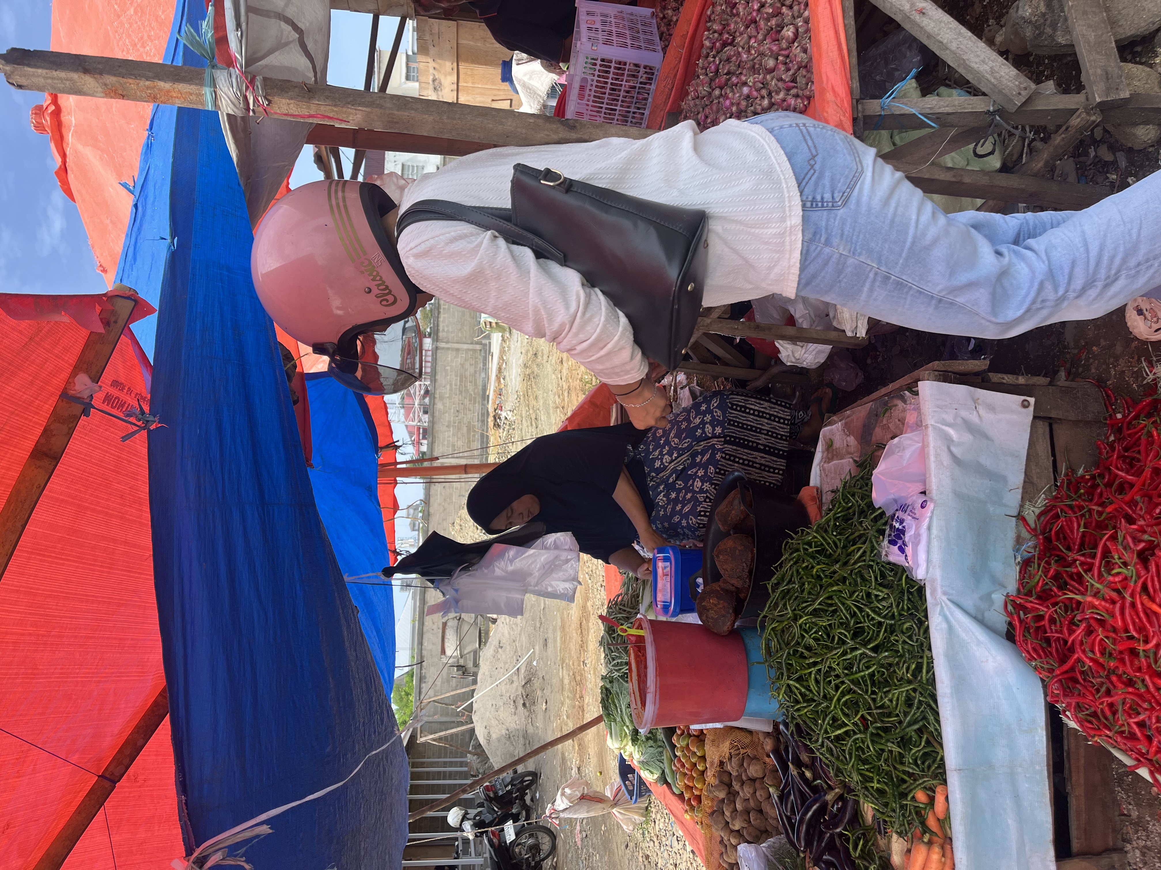 Belanja harian untuk masak di posko