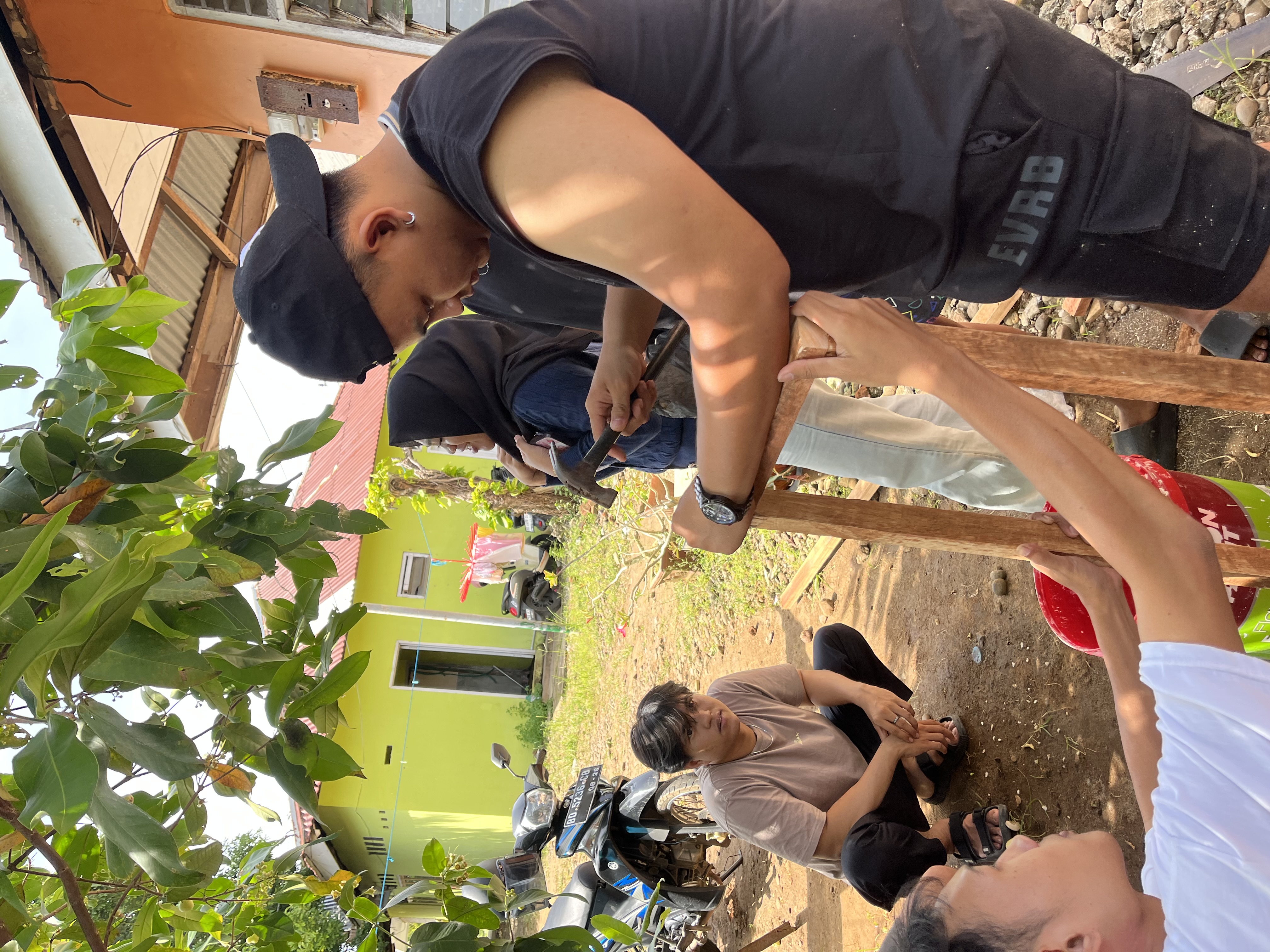 Proses pemakuan membuat tong sampah