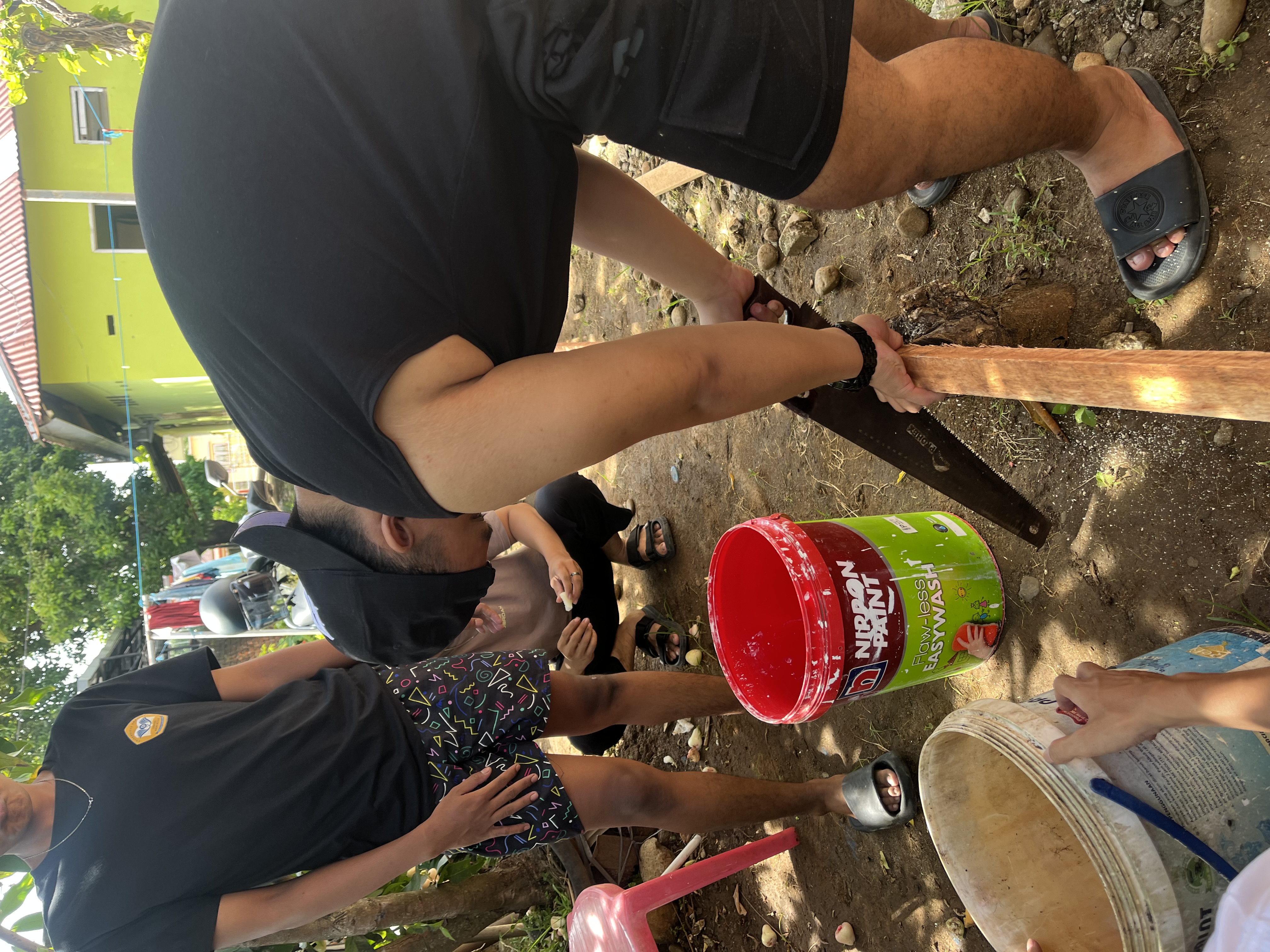 Proses pembelahan kayu untuk membuat tong sampah