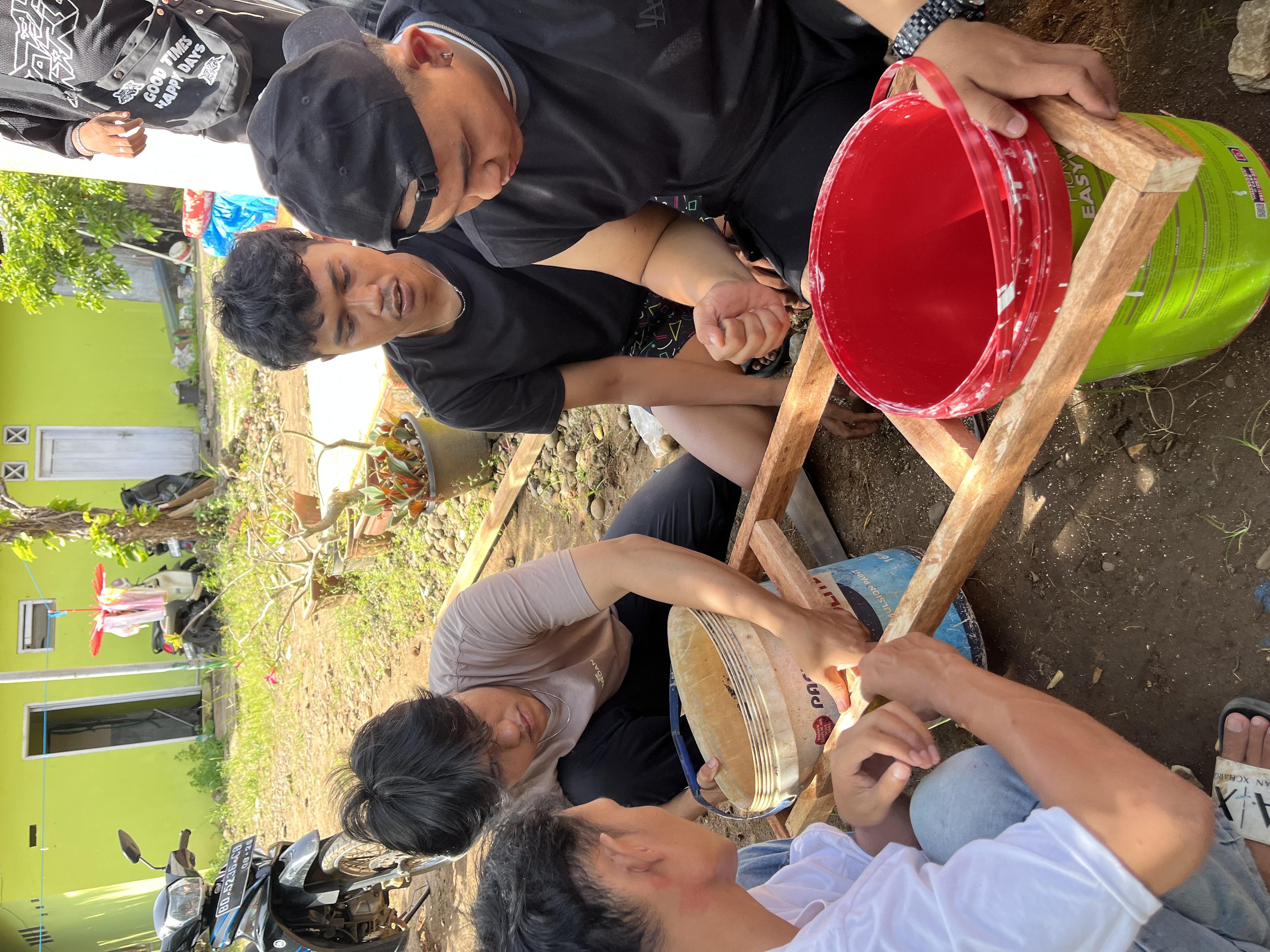 Proses Merakit tong sampah proker ke 4