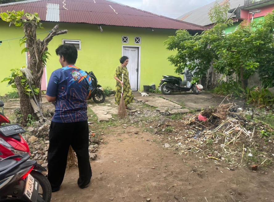 Piket hari ini membersikan sampah di depan halaman posko