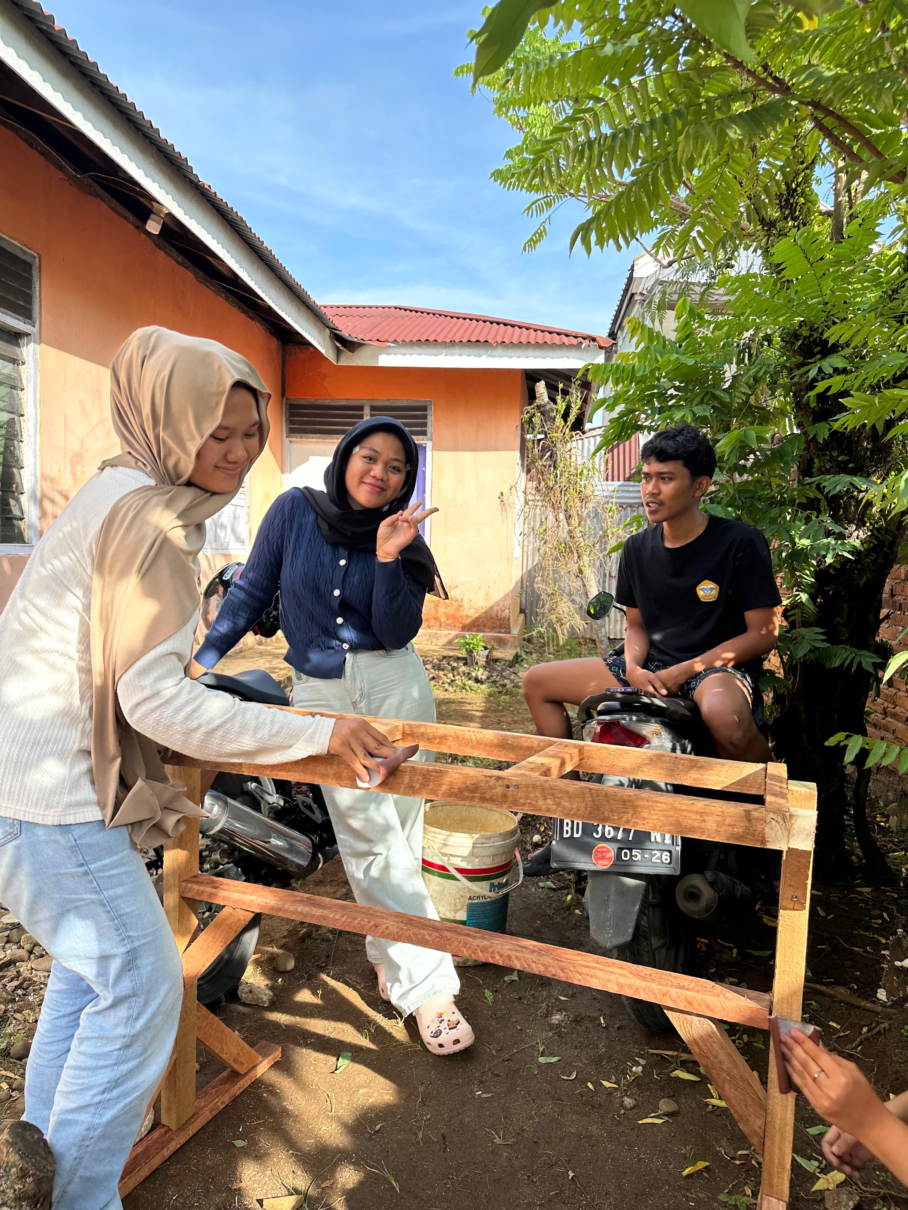 Prosese pengamplasan buat. tong sampah 