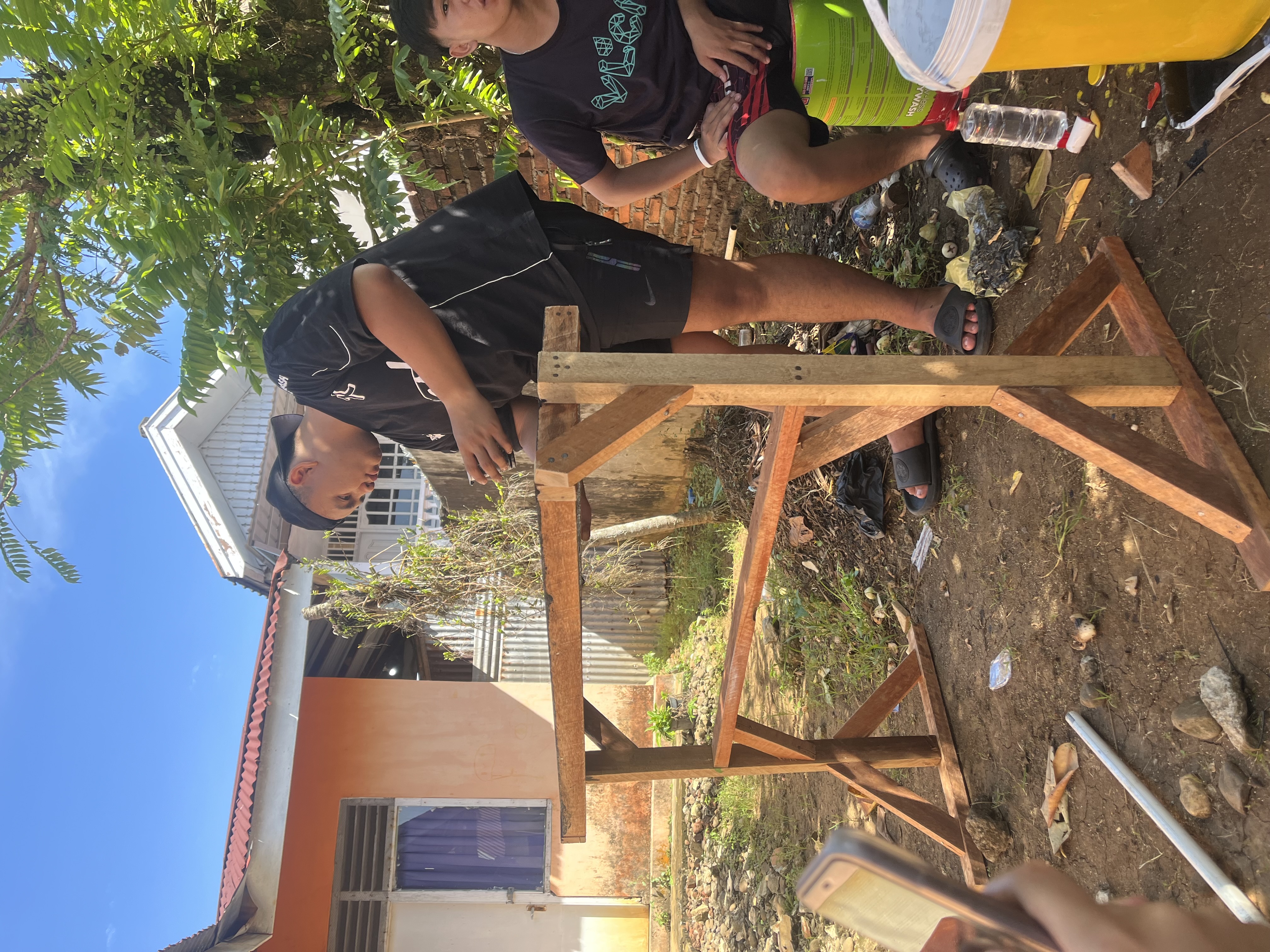 Prosese pengecatan kayu buat tong sampah