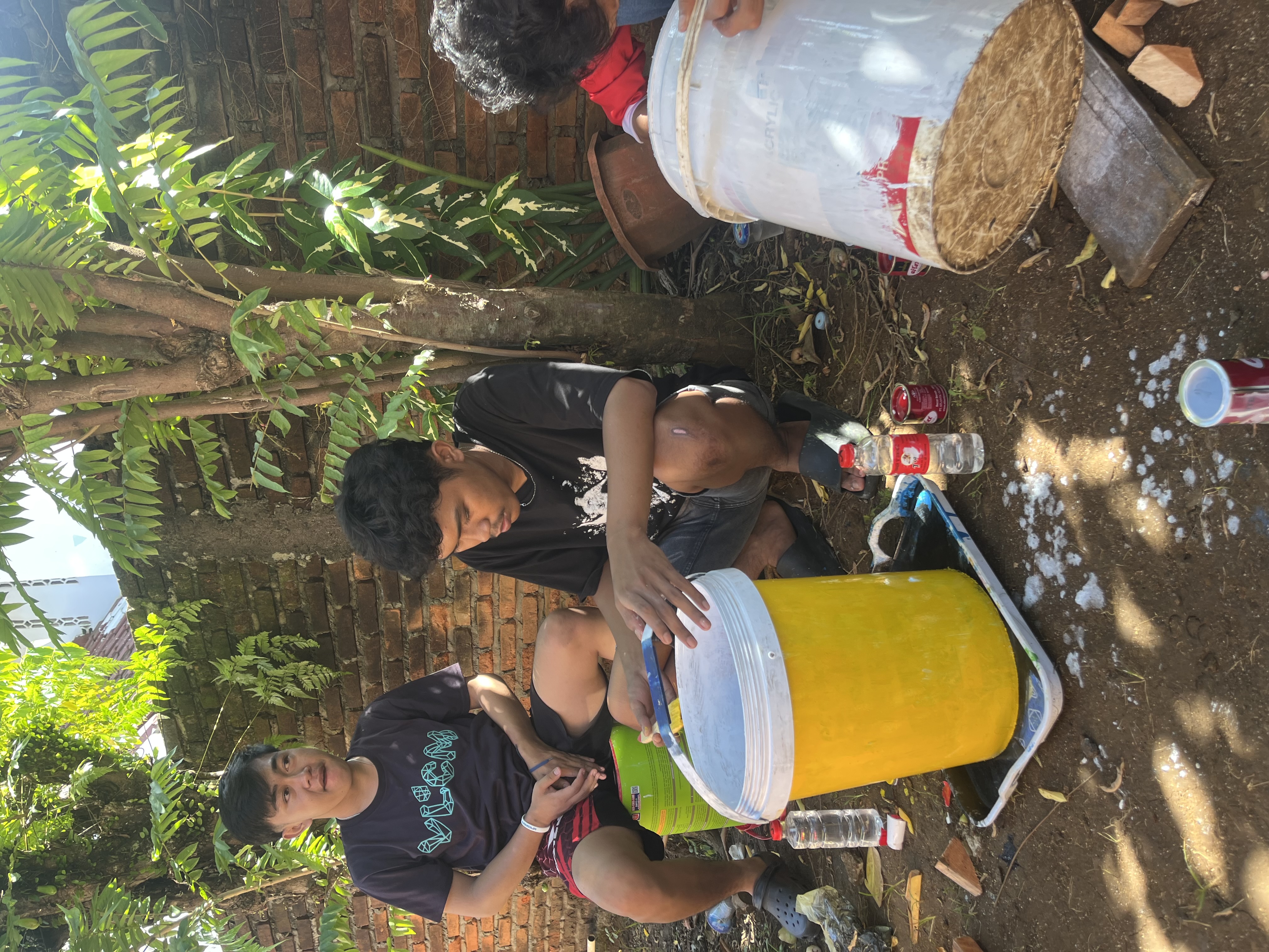 Proses pengecatan ember buat tong sampah