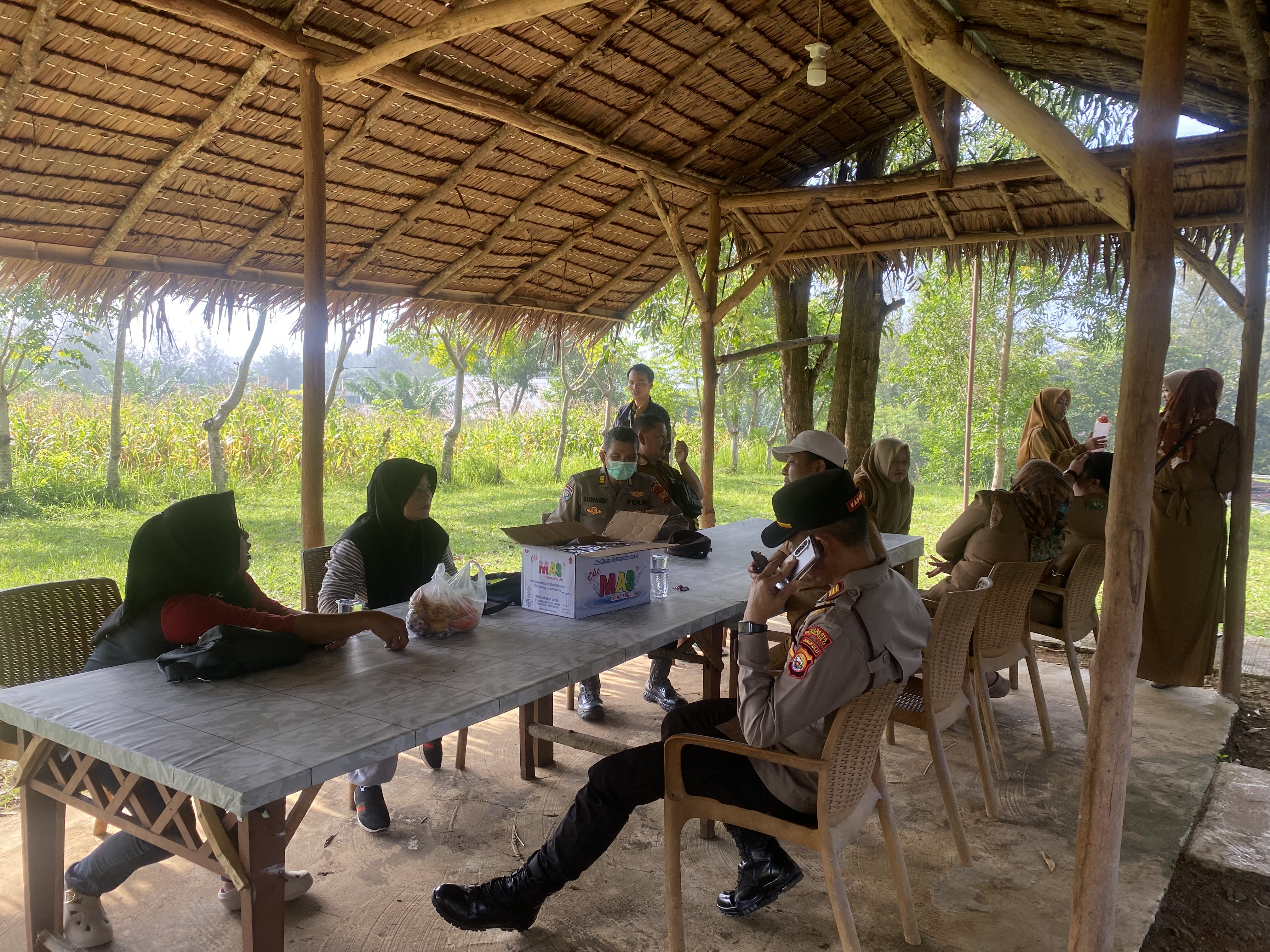 Rapat kapolda dan ibuk rt penurunan untuk membahas panen jagung