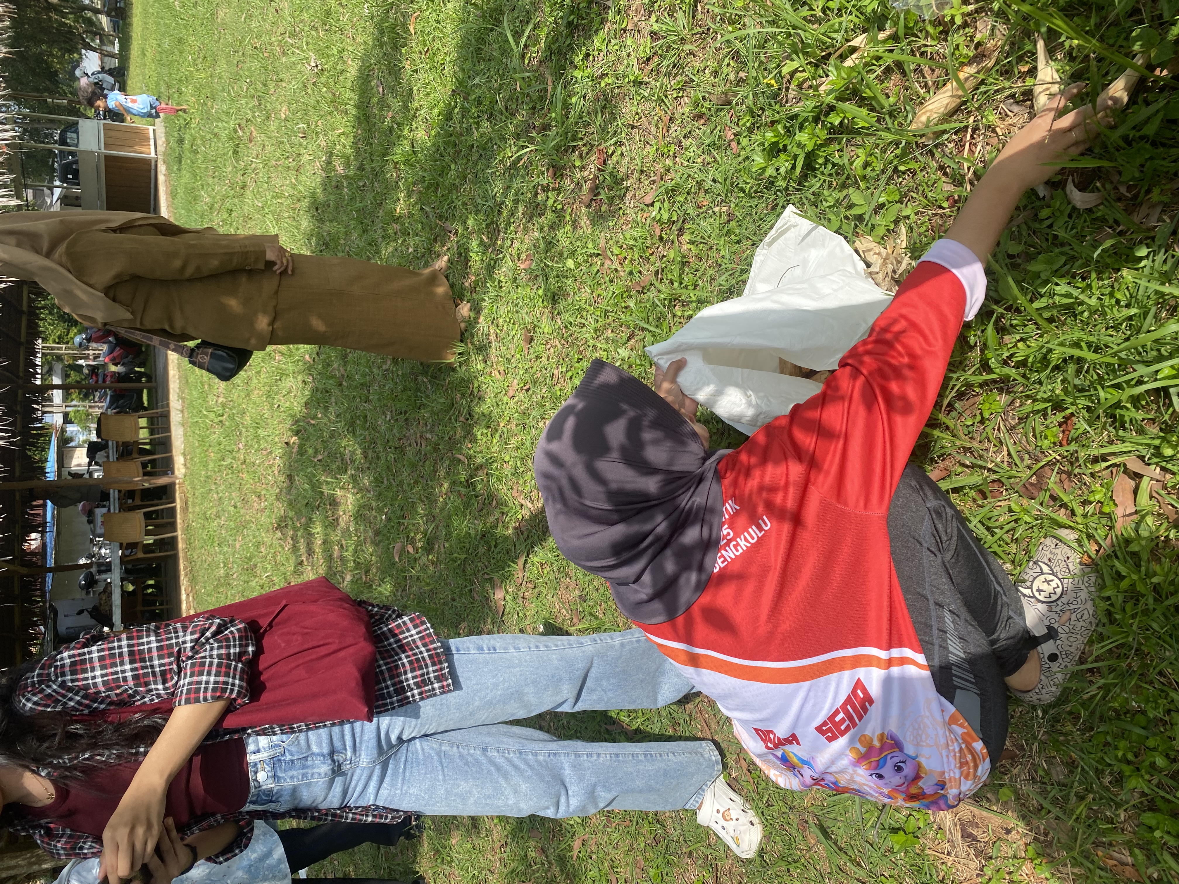 Mengumpulkan jagung yang sudah di panen bersama warga