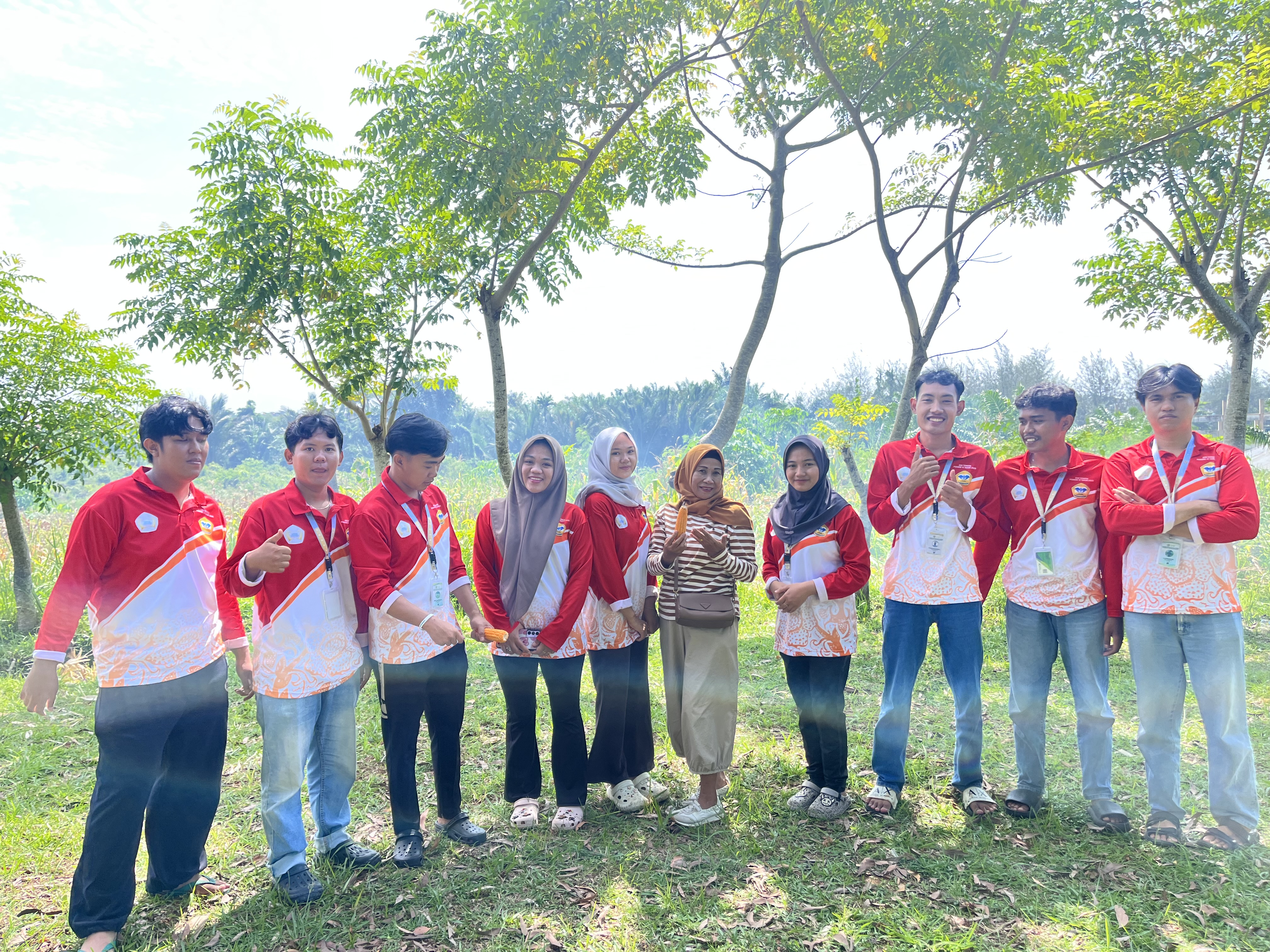 Dokumentasi bersama ibuk rt 10 sesudah panen raya di rt 7