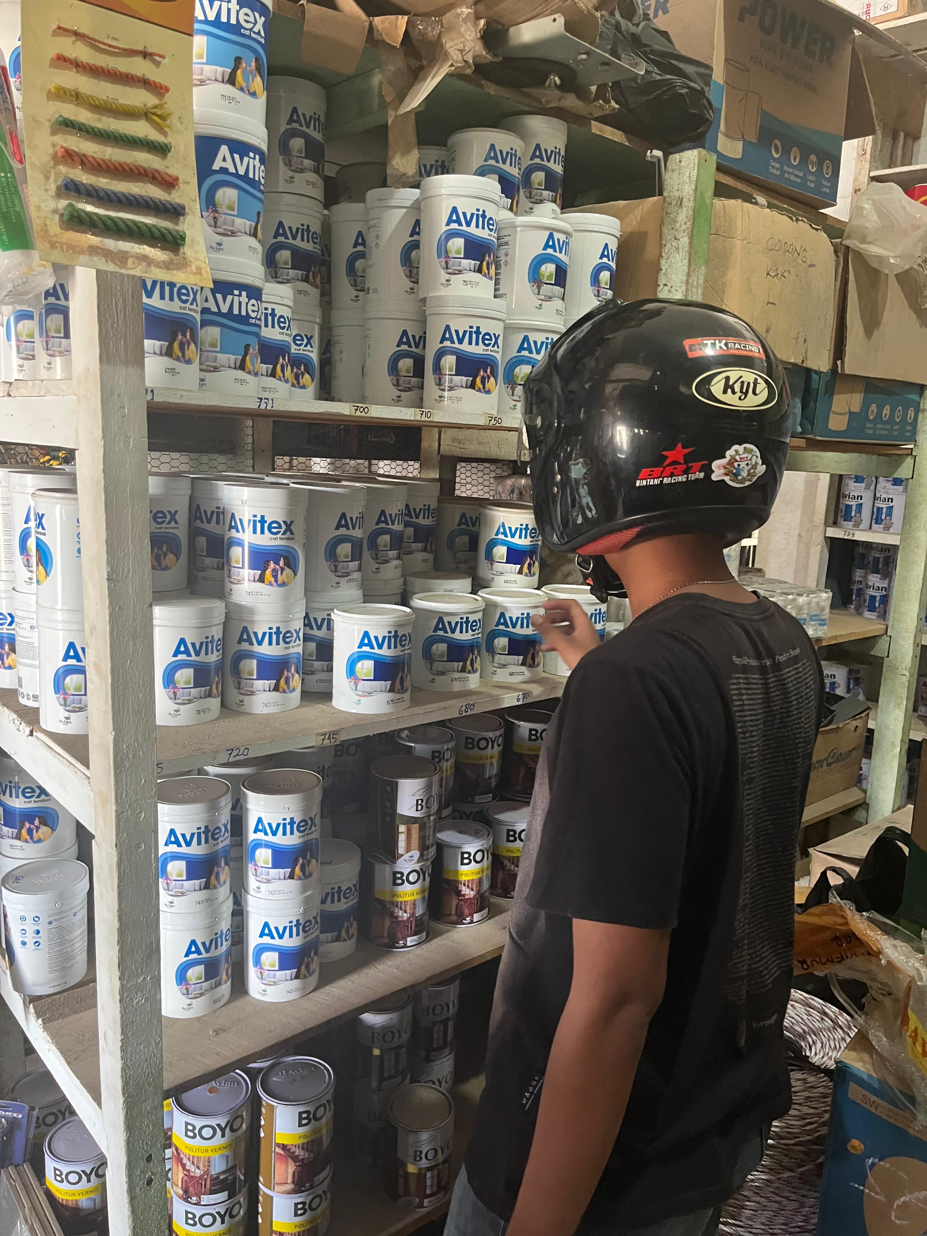 Memilih cat yang ingin di pakai buat mengecat ban