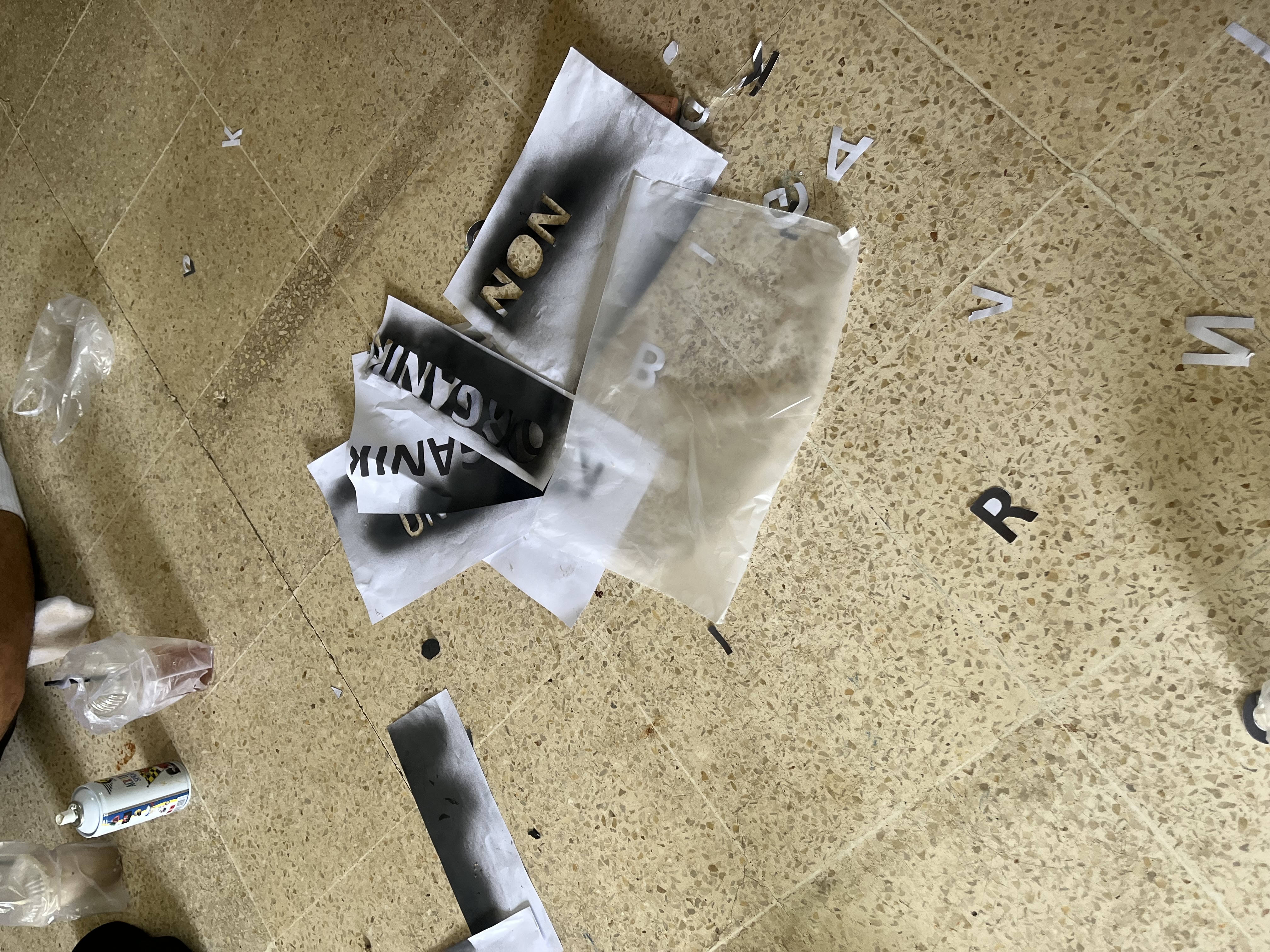 Peosese pemasangan nama di tong sampah