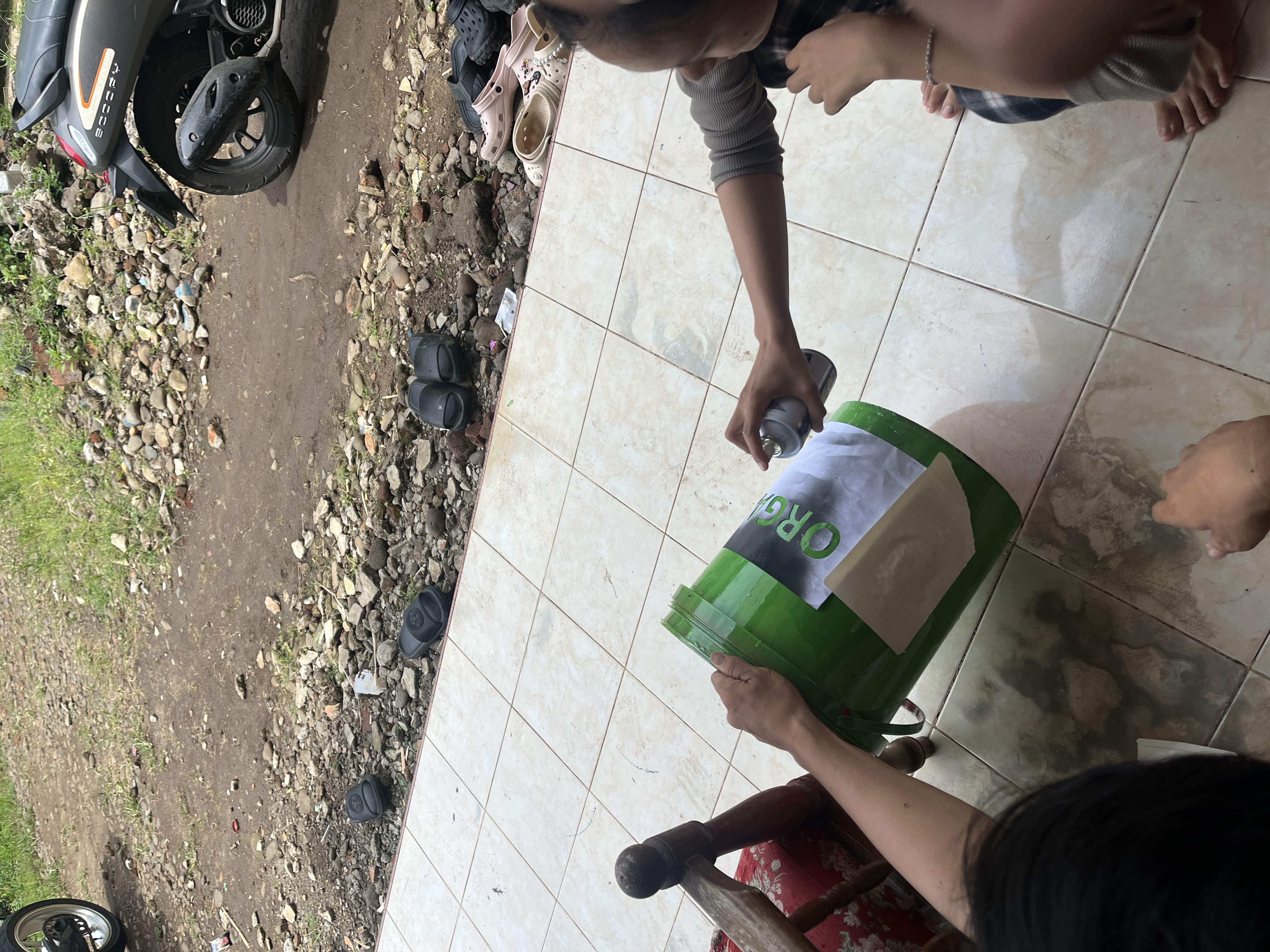 Prosese pengecatan nama tong sampah hari kedua