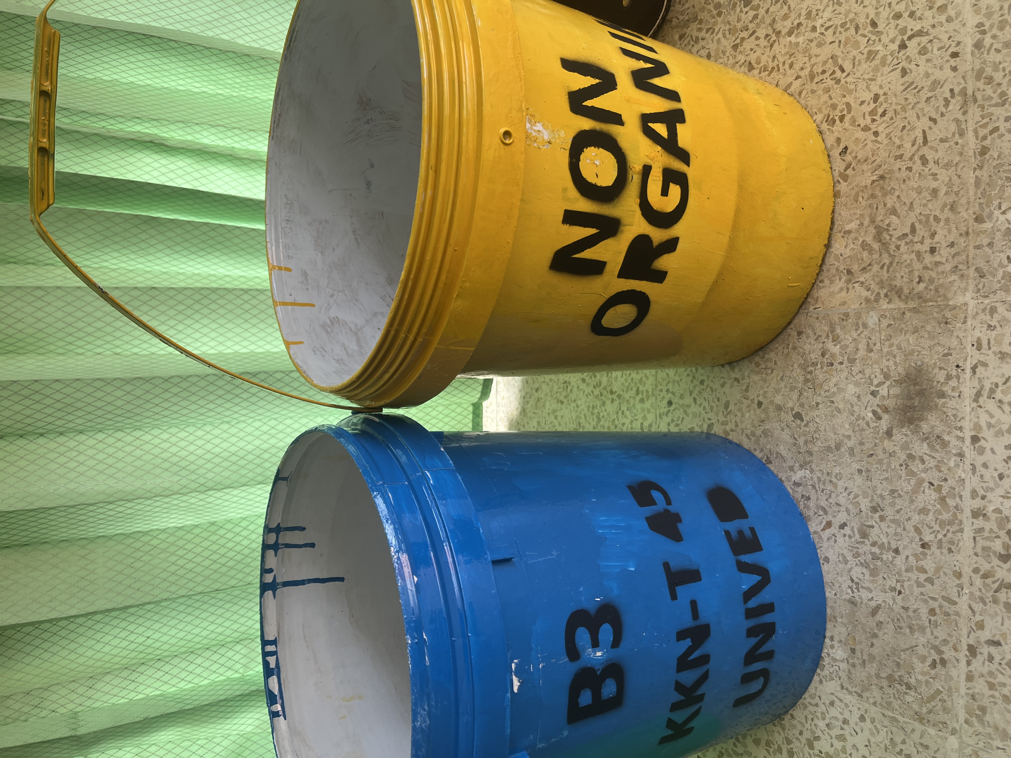 Hasil pengecatan nama tong sampah