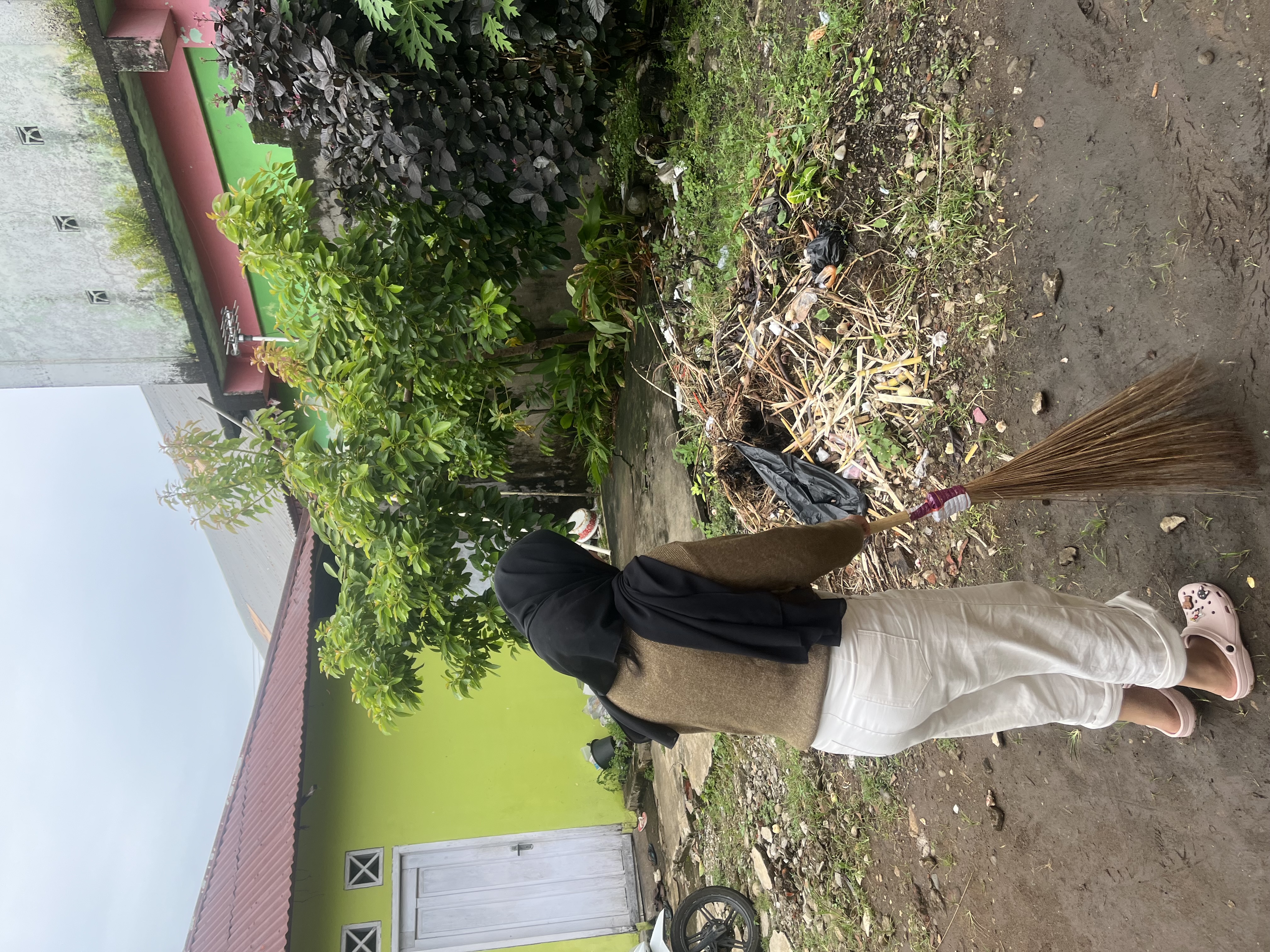 Membersihkan halam posko