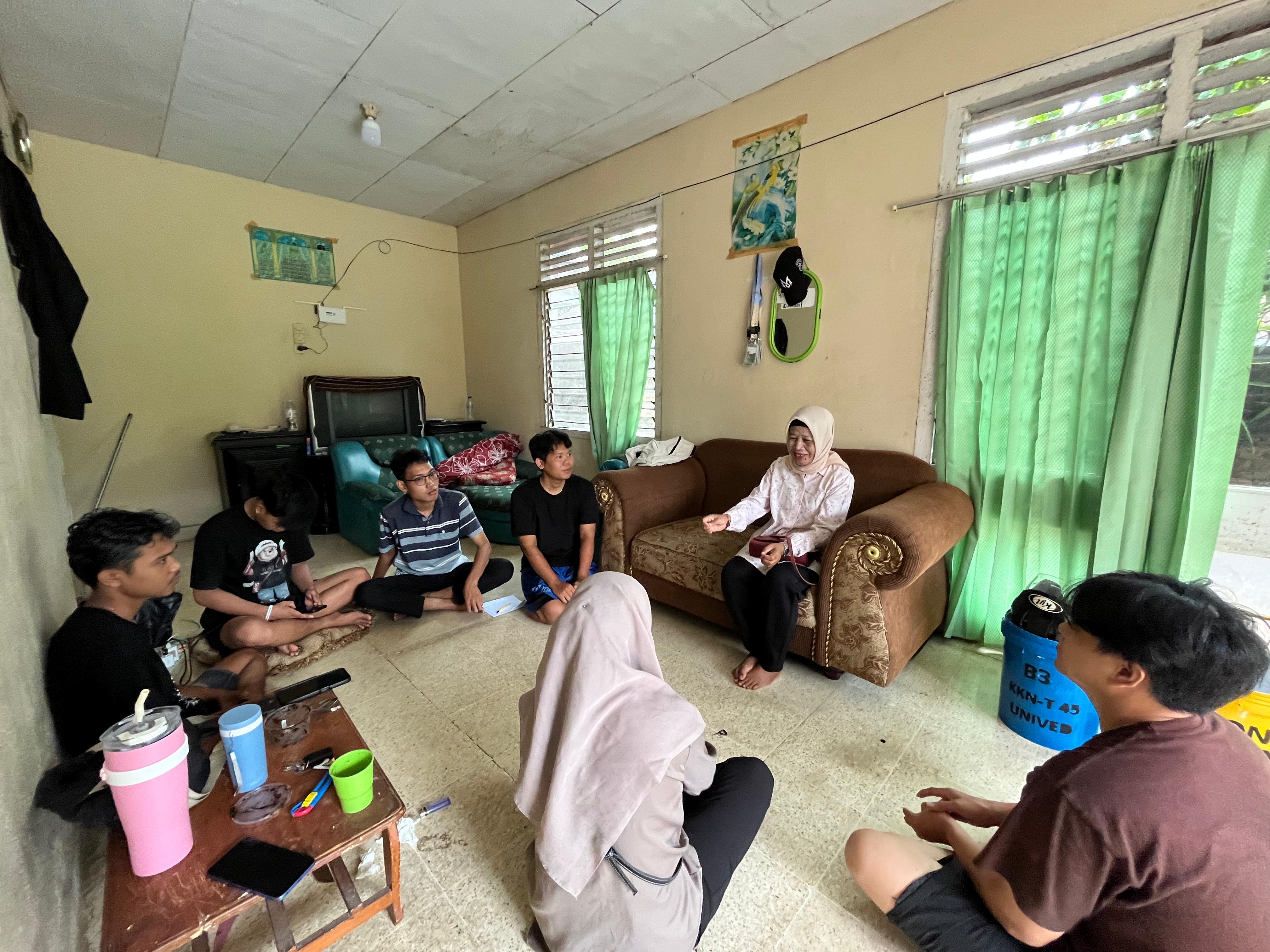 Kunjungan warga rt 10 ibu zumratul ke posko dalam rangka silahturahmi dan membahas acara arisan pada hari Sabtu.